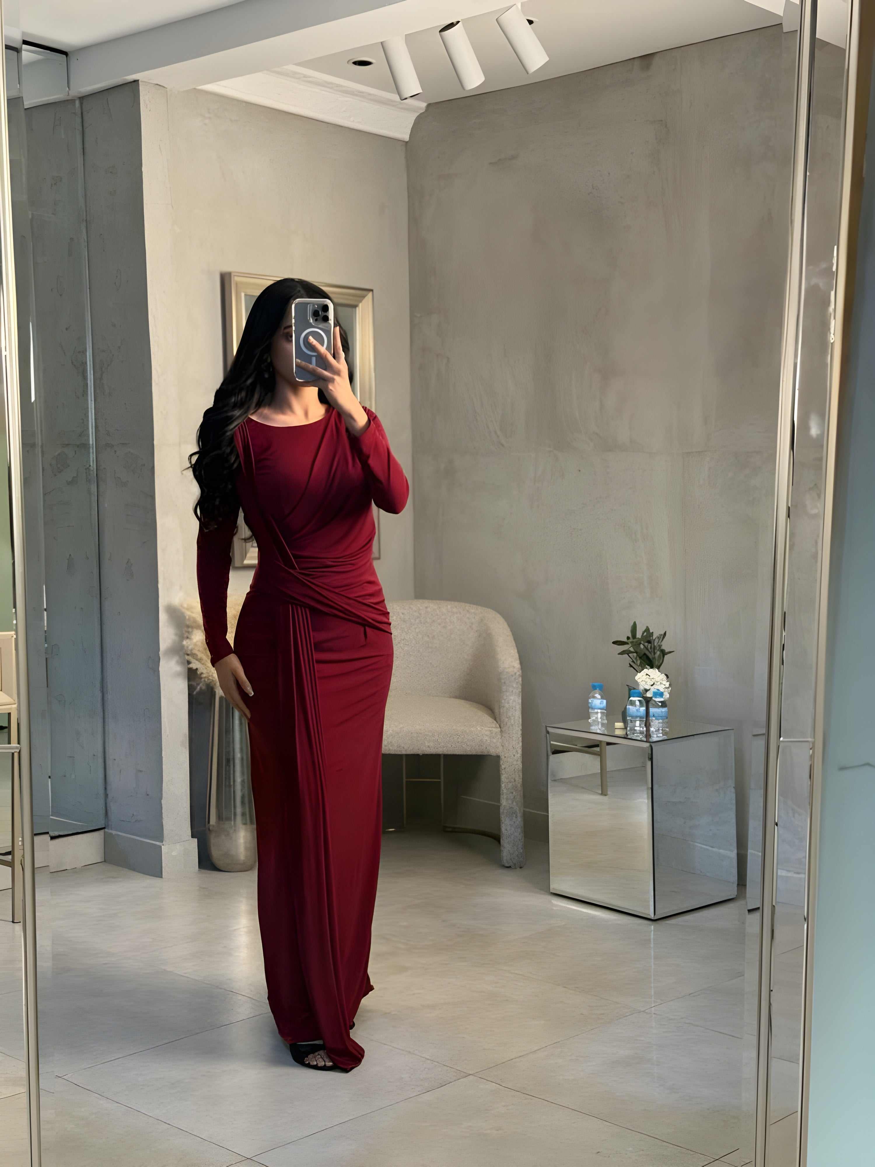 فستان سهرة ناعم بتكسيرات من الامام