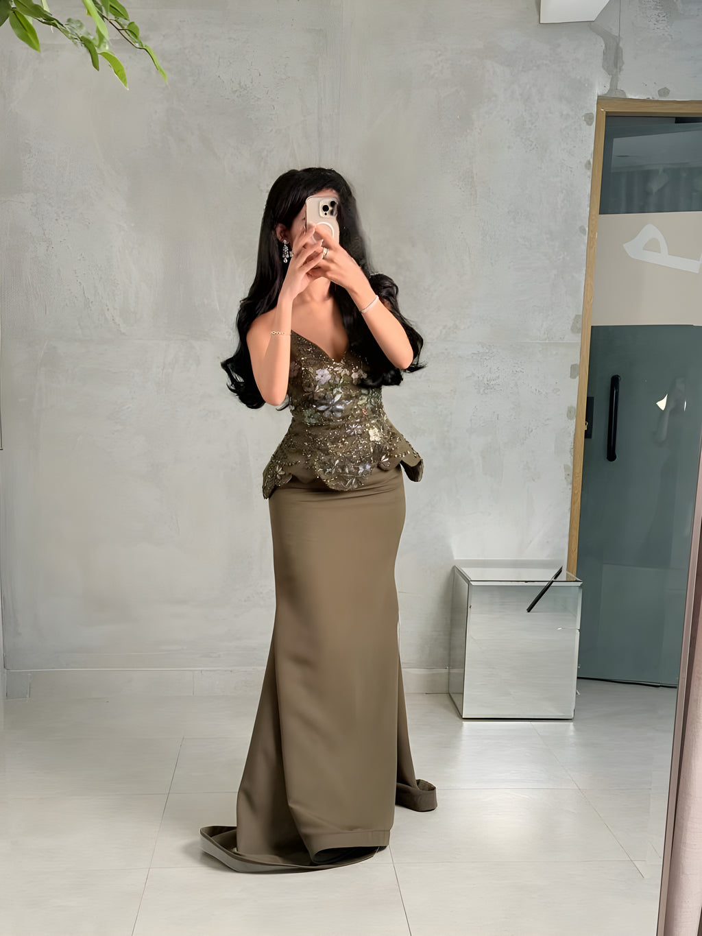 فستان سهرة أخضر زيتوني مطرّز بتصميم ملك