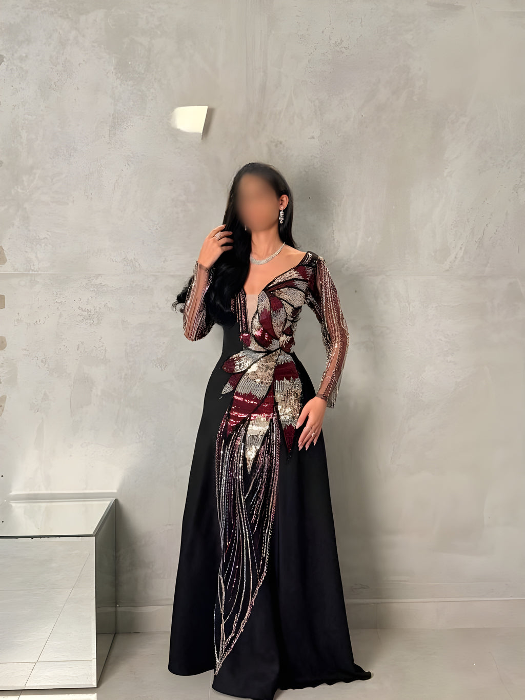 فستان أسود مطرز بتفاصيل لامعة