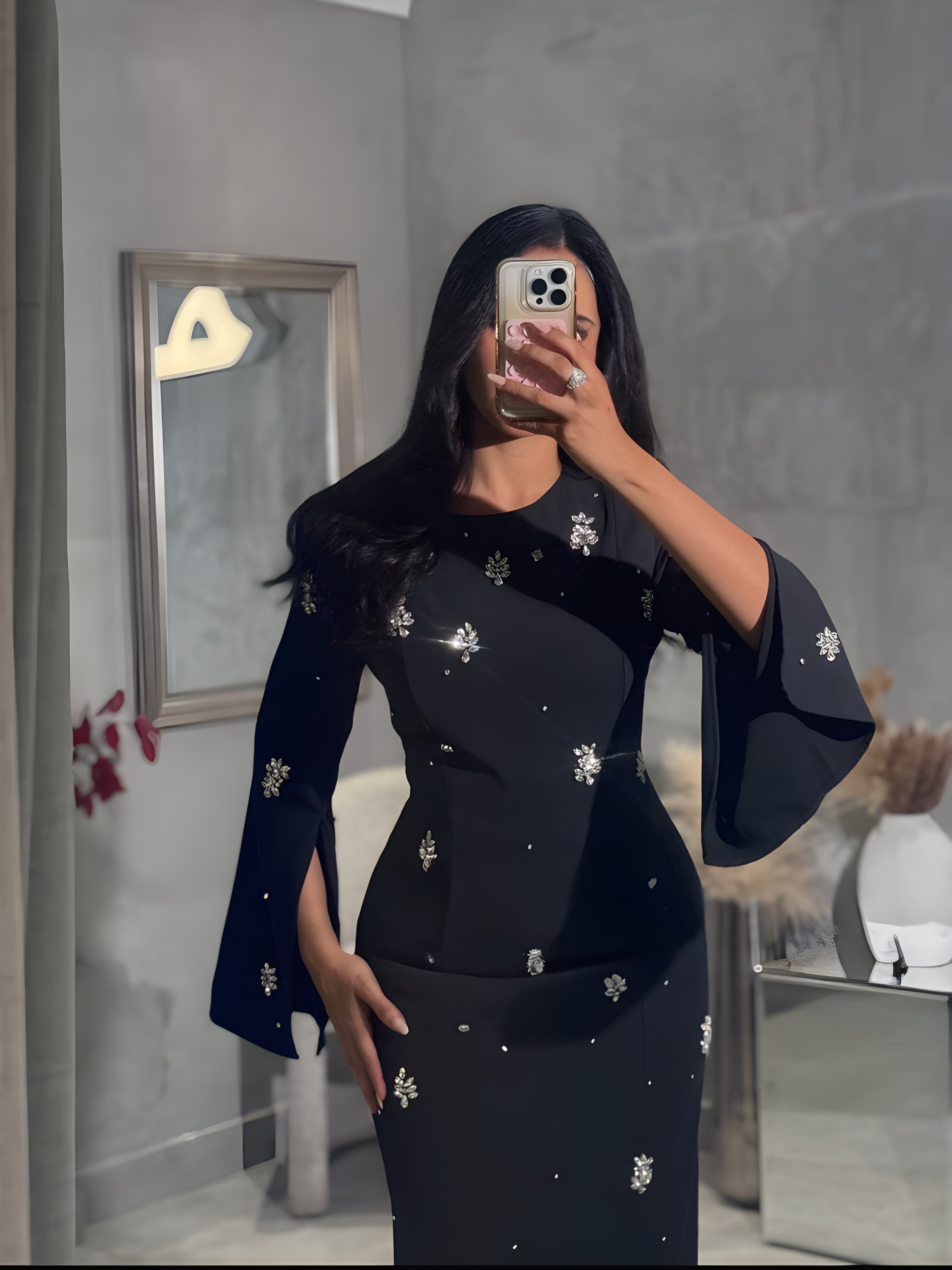 فستان أسود ناعم بالتطريز الفضي