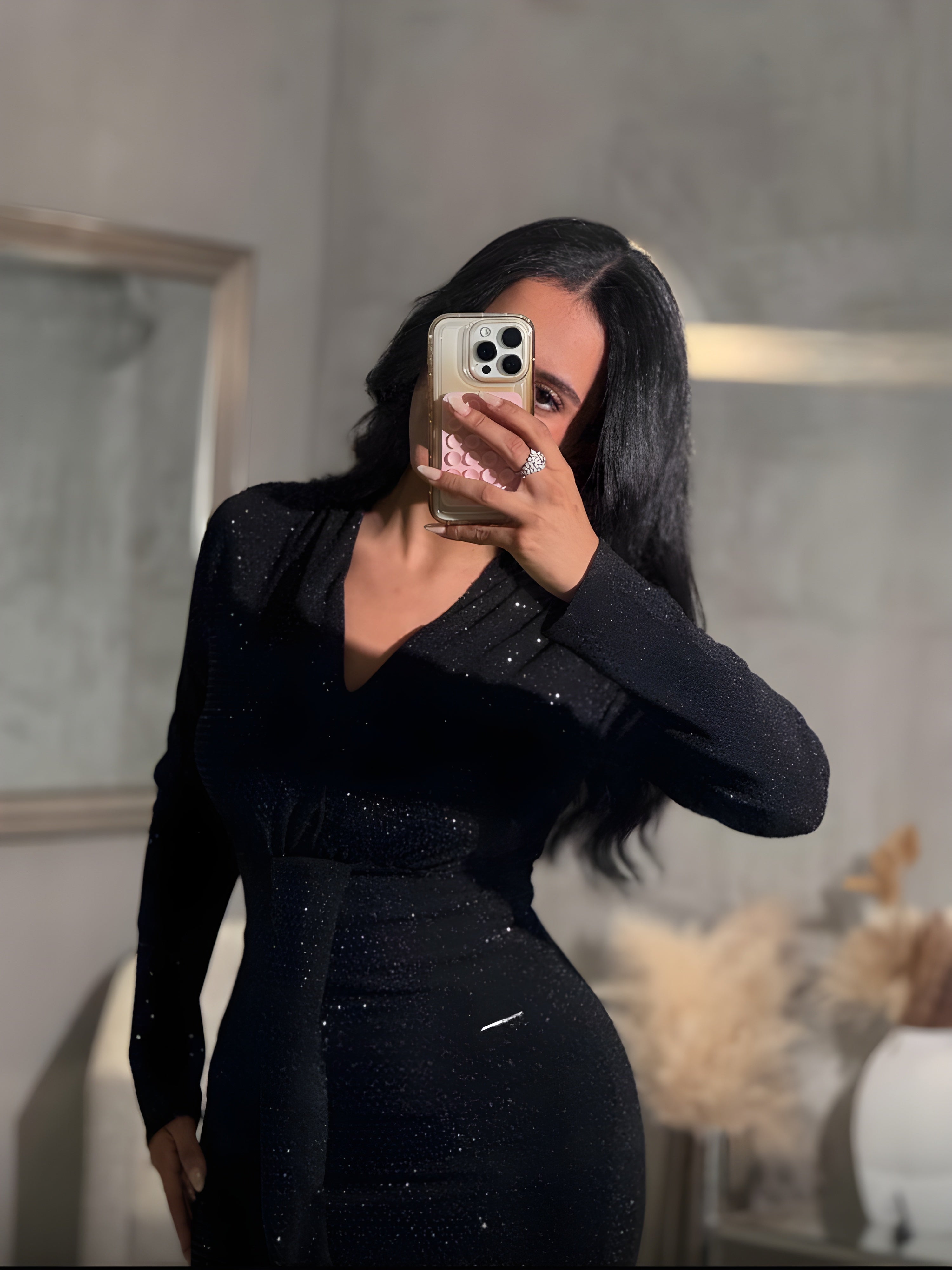 فستان أسود طويل بلمعة ناعمة