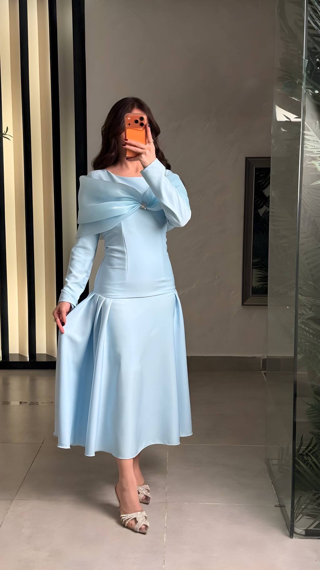 فستان سماوي بوشاح شيفون