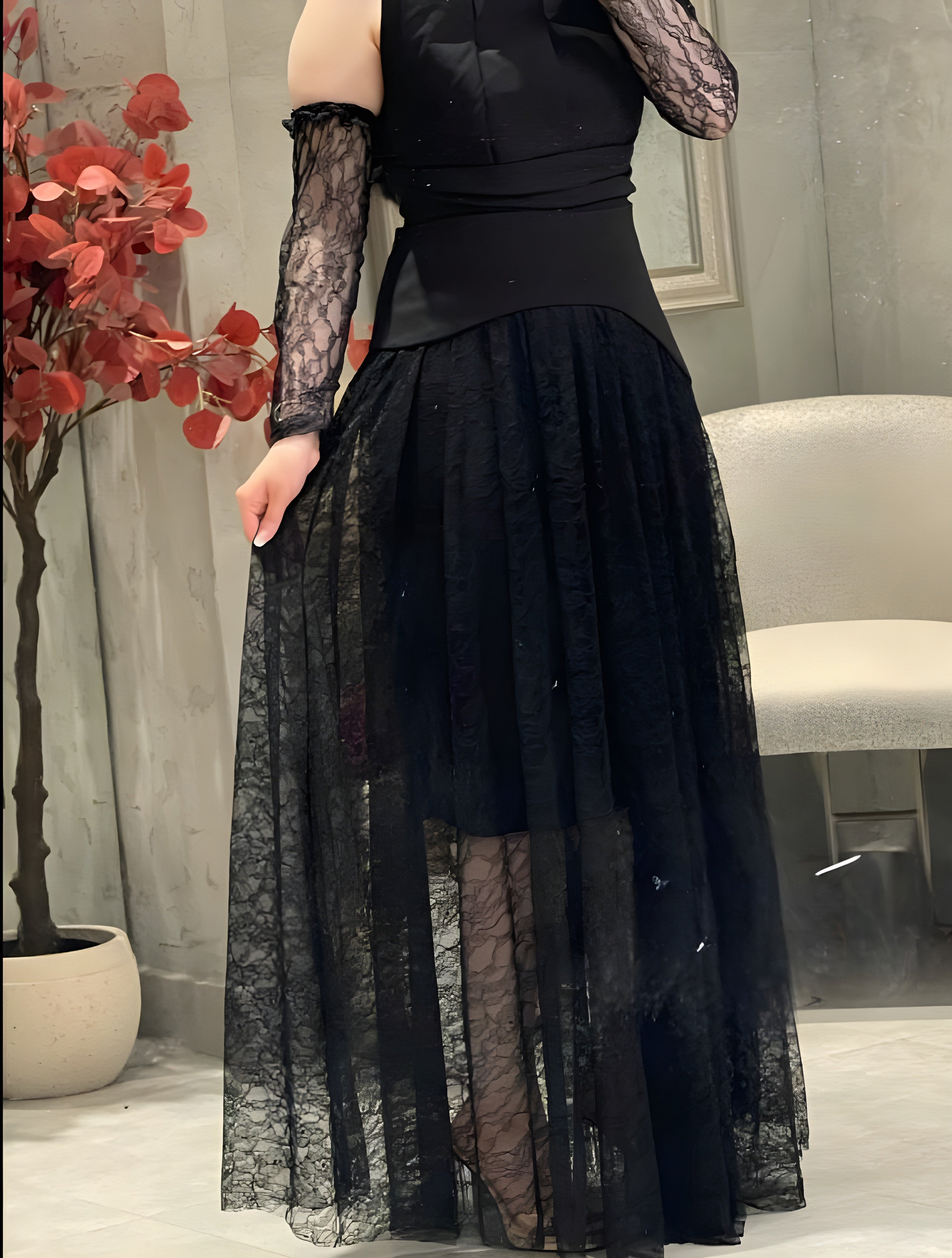 فستان أسود دانتيل بأكمام ساقطة