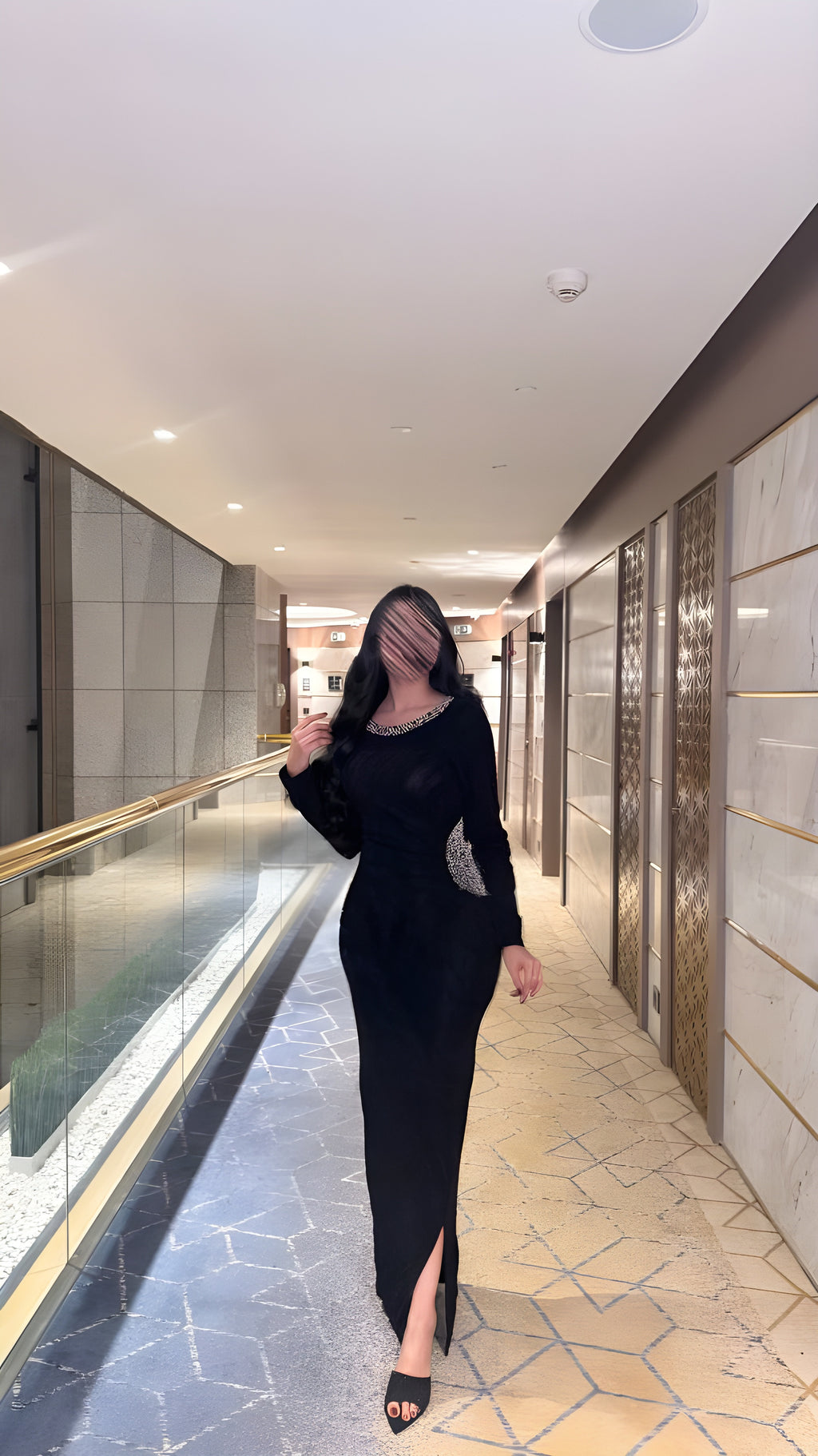 فستان أسود مطرّز بخصر لامع
