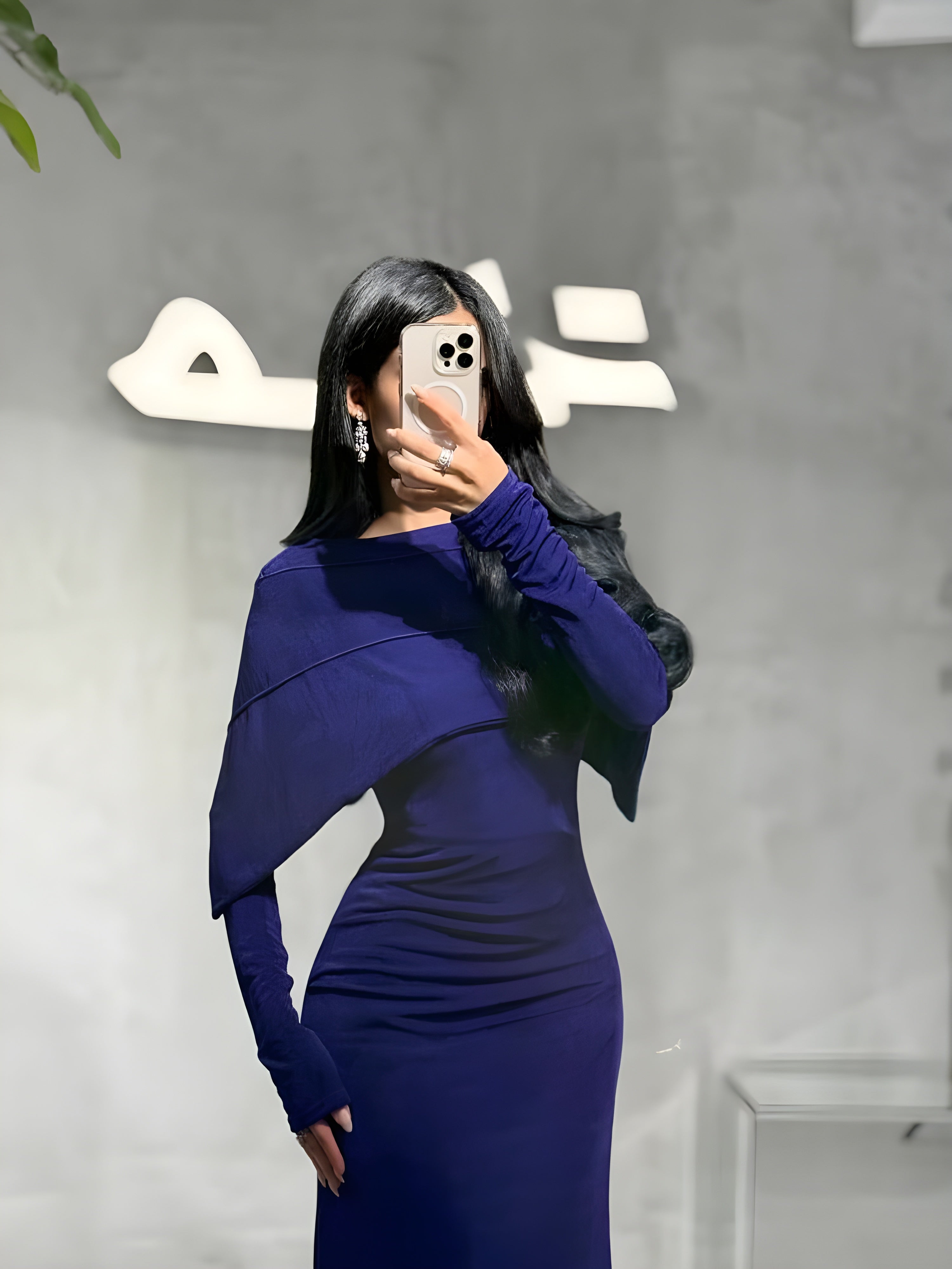 فستان بنفسجي مخملي بتصميم انسيابي