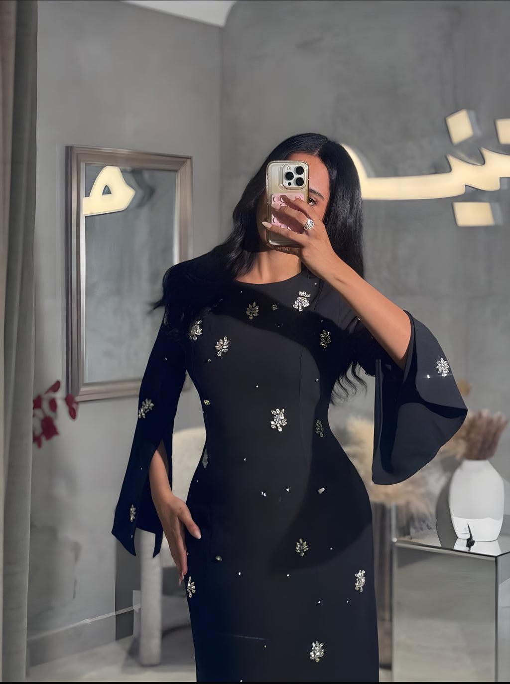 فستان أسود ناعم بالتطريز الفضي