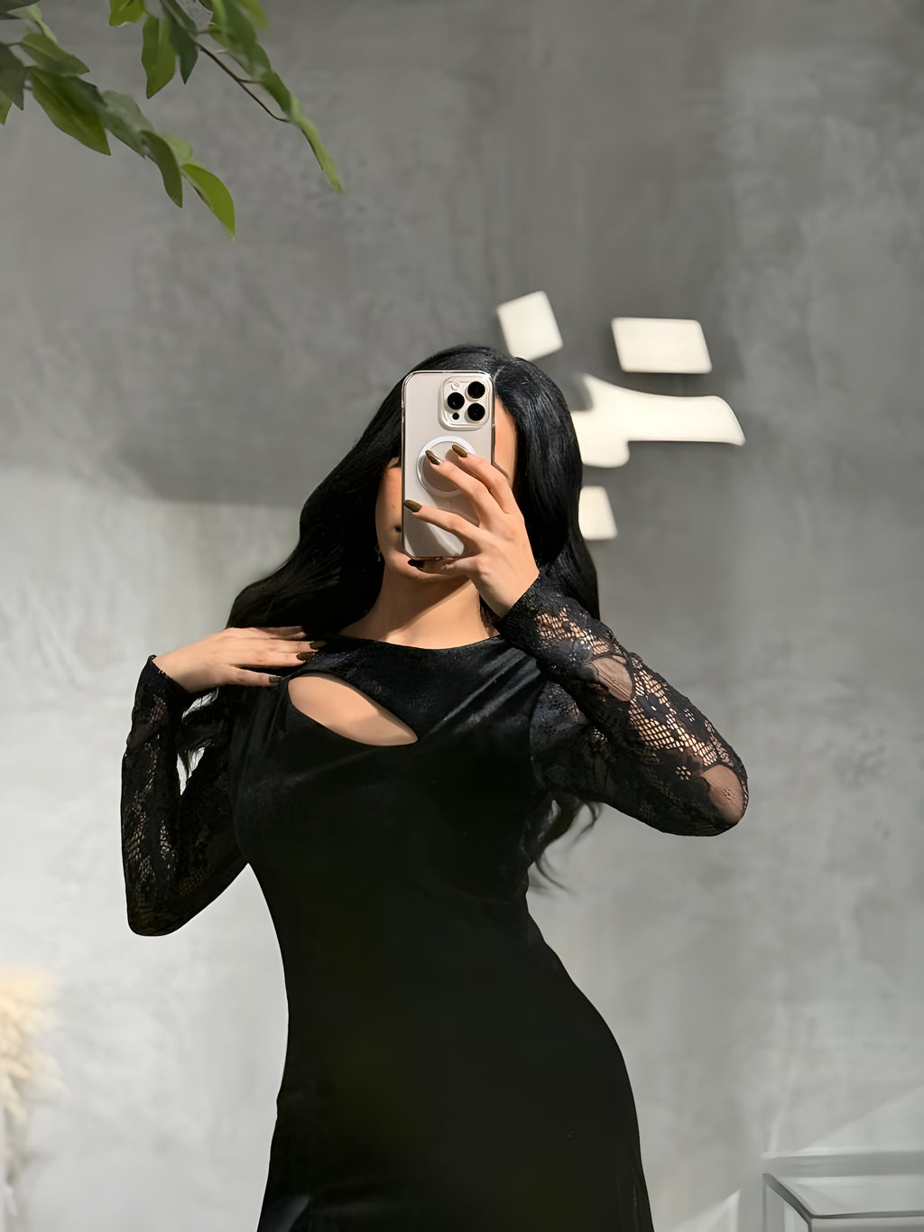 فستان أسود مخملي بتفاصيل دانتيل فاخرة