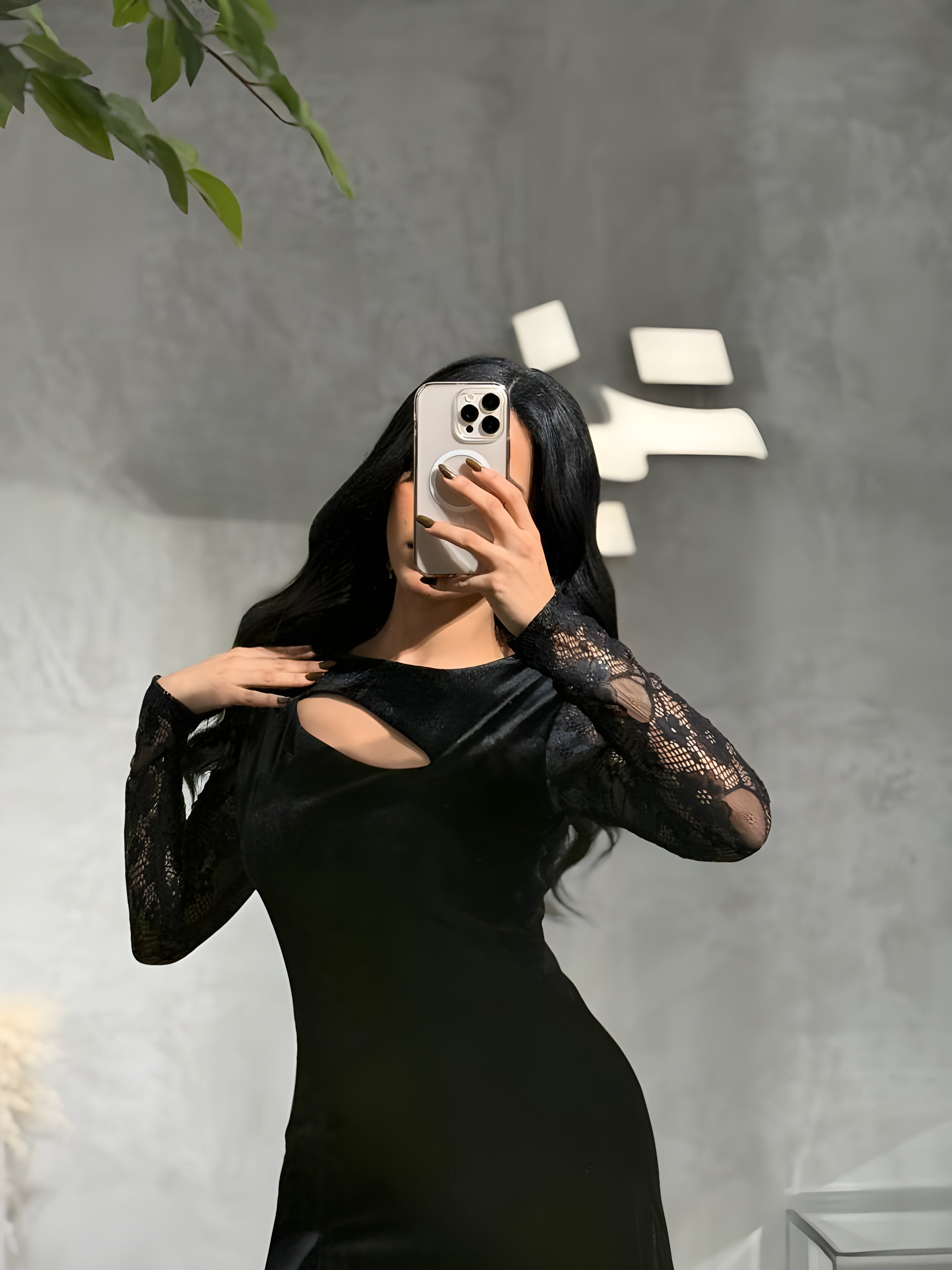 فستان أسود مخملي بتفاصيل دانتيل فاخرة