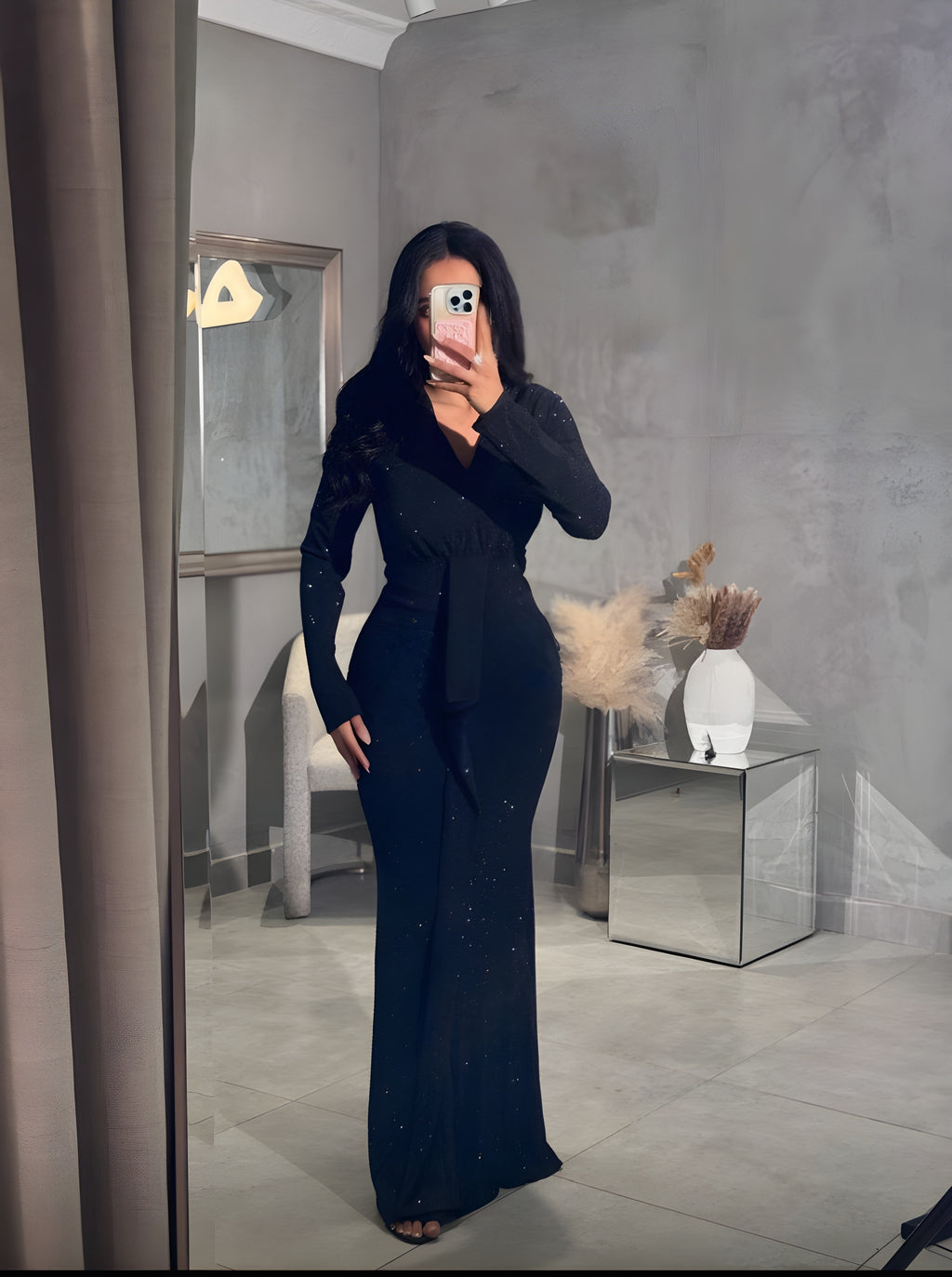 فستان أسود طويل بلمعة ناعمة