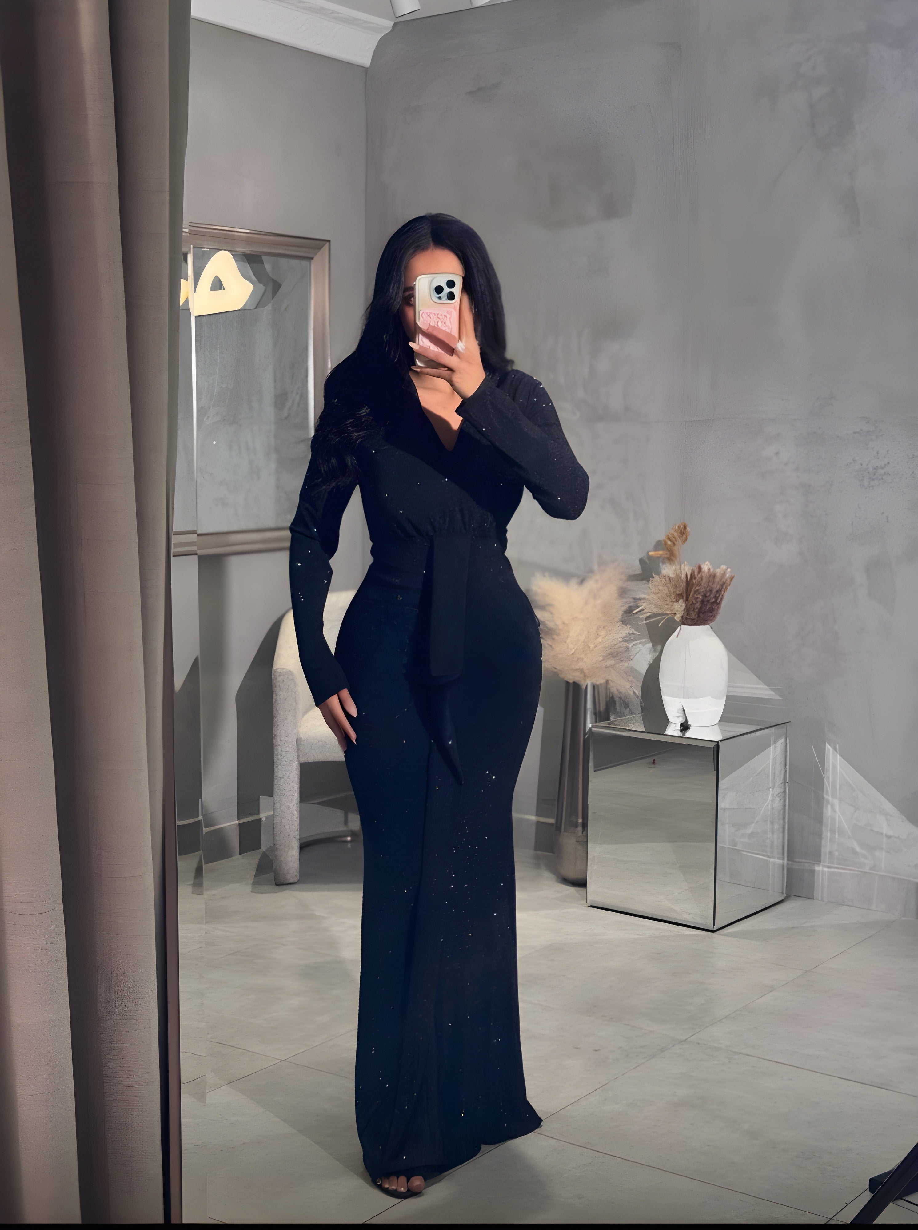 فستان أسود طويل بلمعة ناعمة