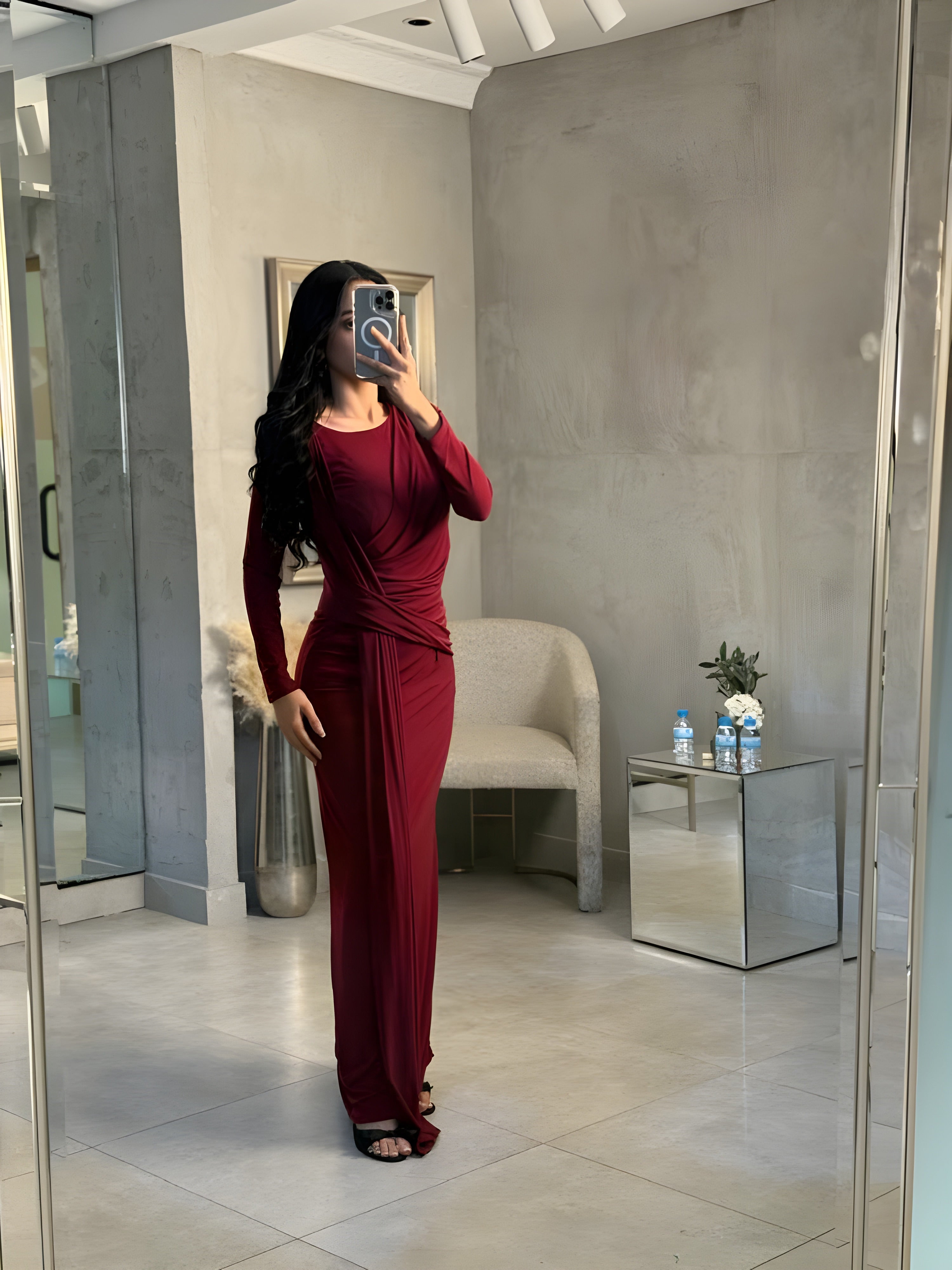 فستان سهرة ناعم بتكسيرات من الامام