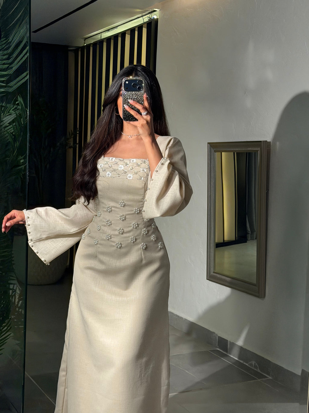فستان السَّكينة المُرَصَّعة