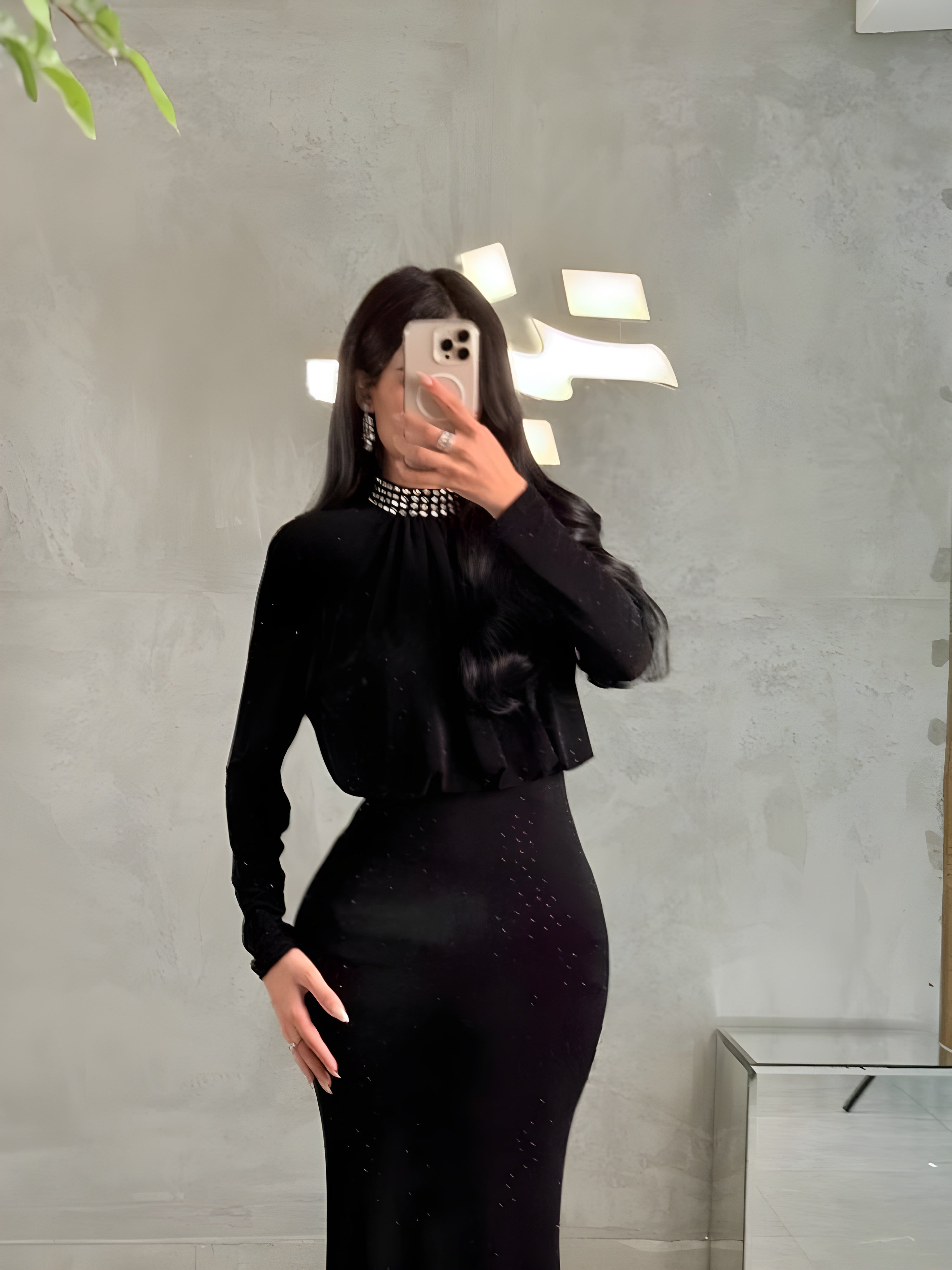 فستان أسود راقٍ برقبة مرصعة