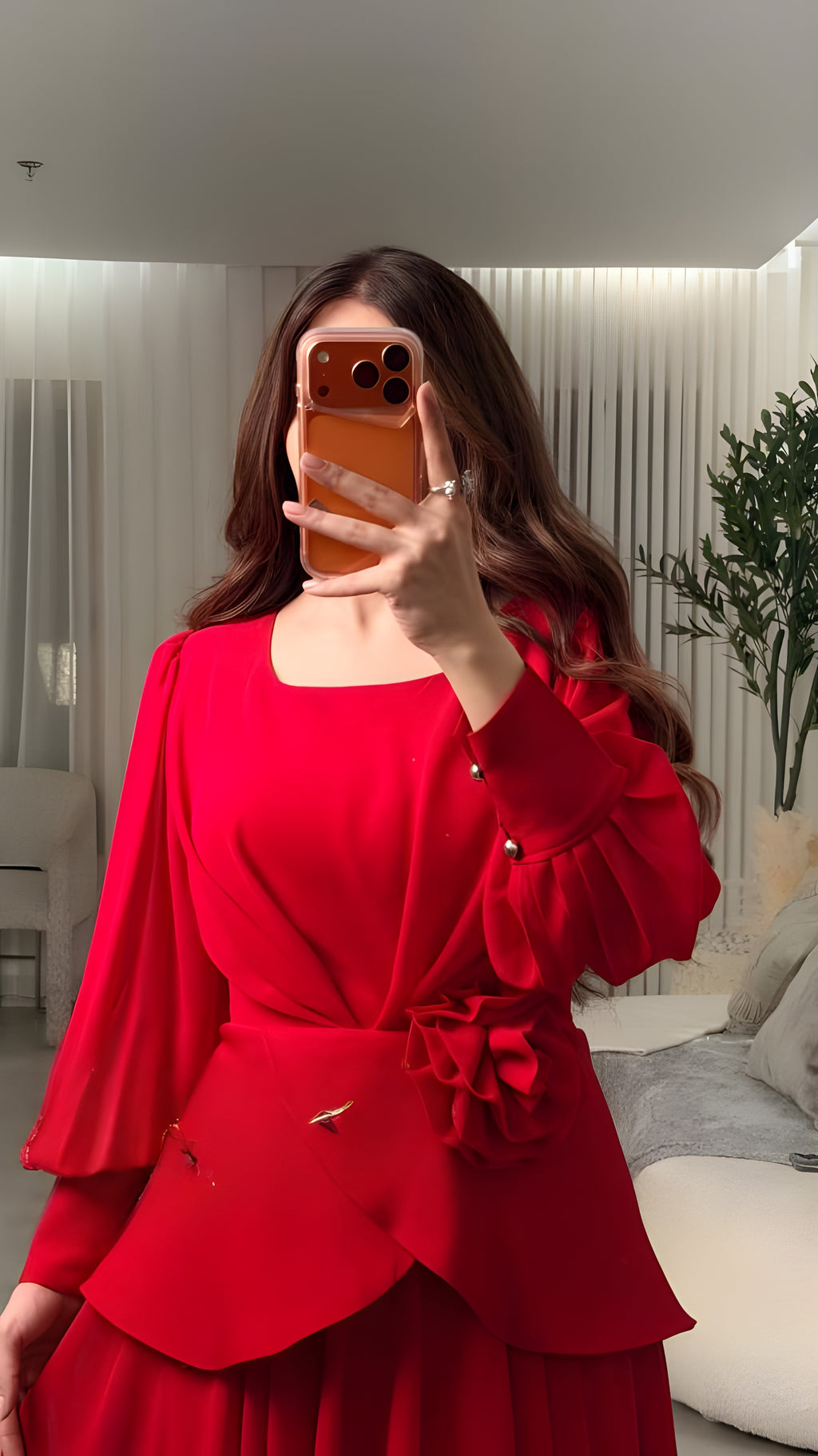 فستان أحمر بتصميم ناعم مزين بوردة جانبية