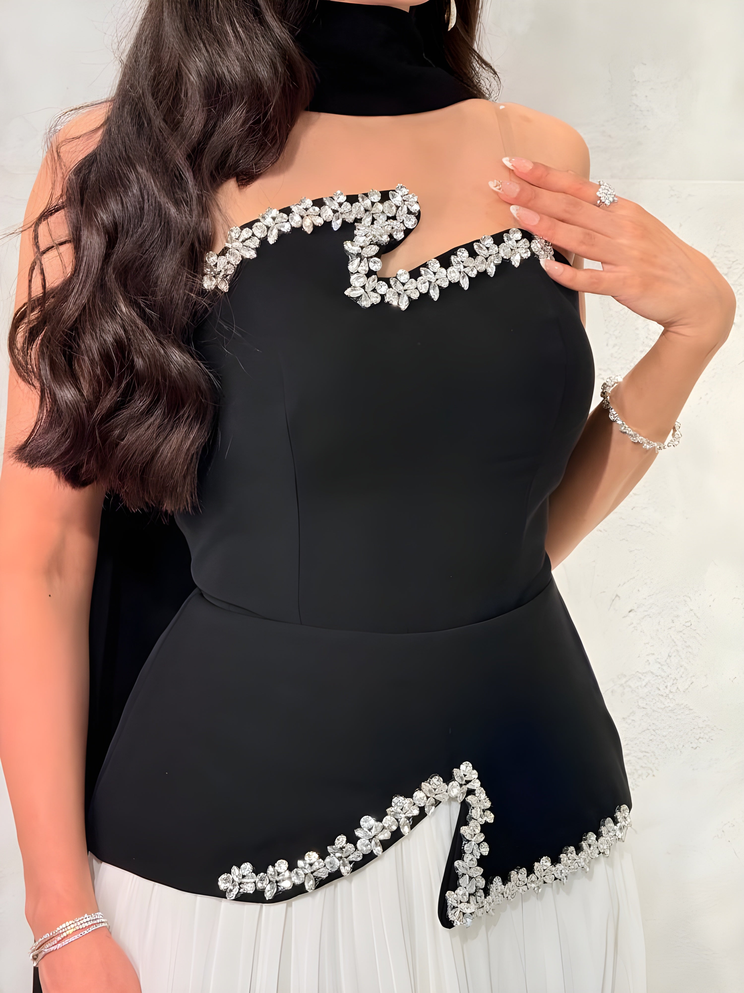 فستان الأسود و الأبيض بكريستال فاخر