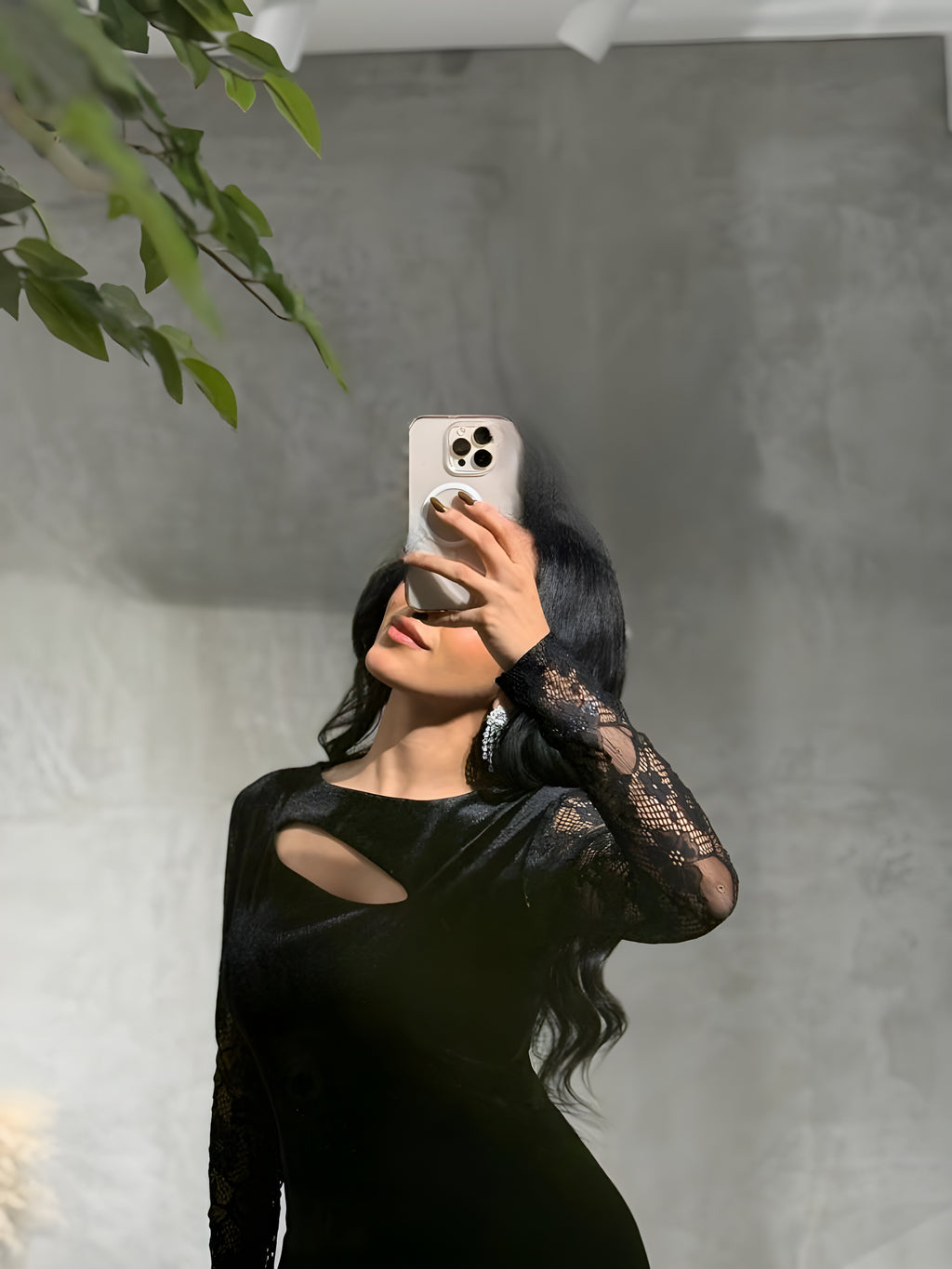 فستان أسود مخملي بتفاصيل دانتيل فاخرة