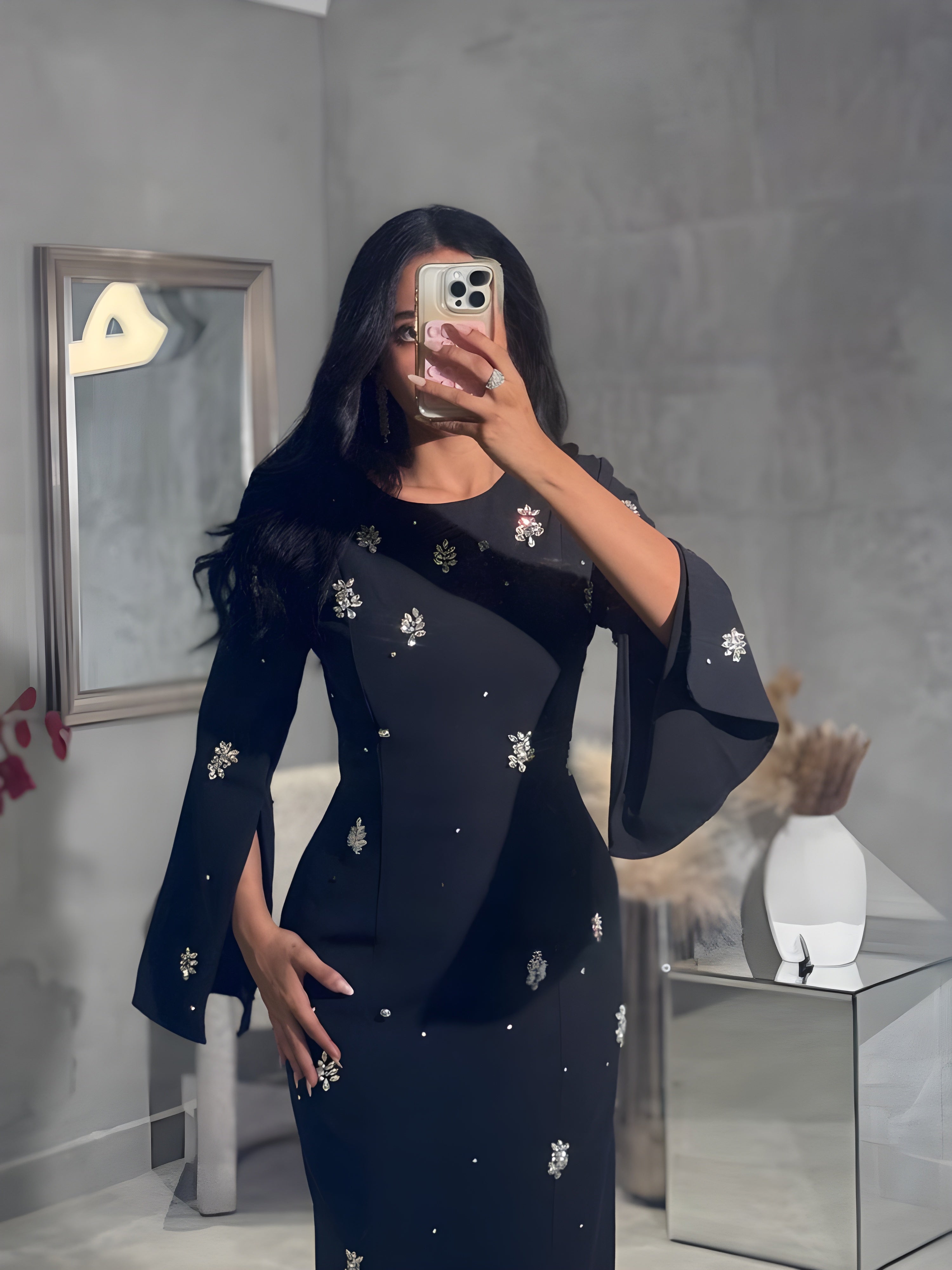 فستان أسود ناعم بالتطريز الفضي
