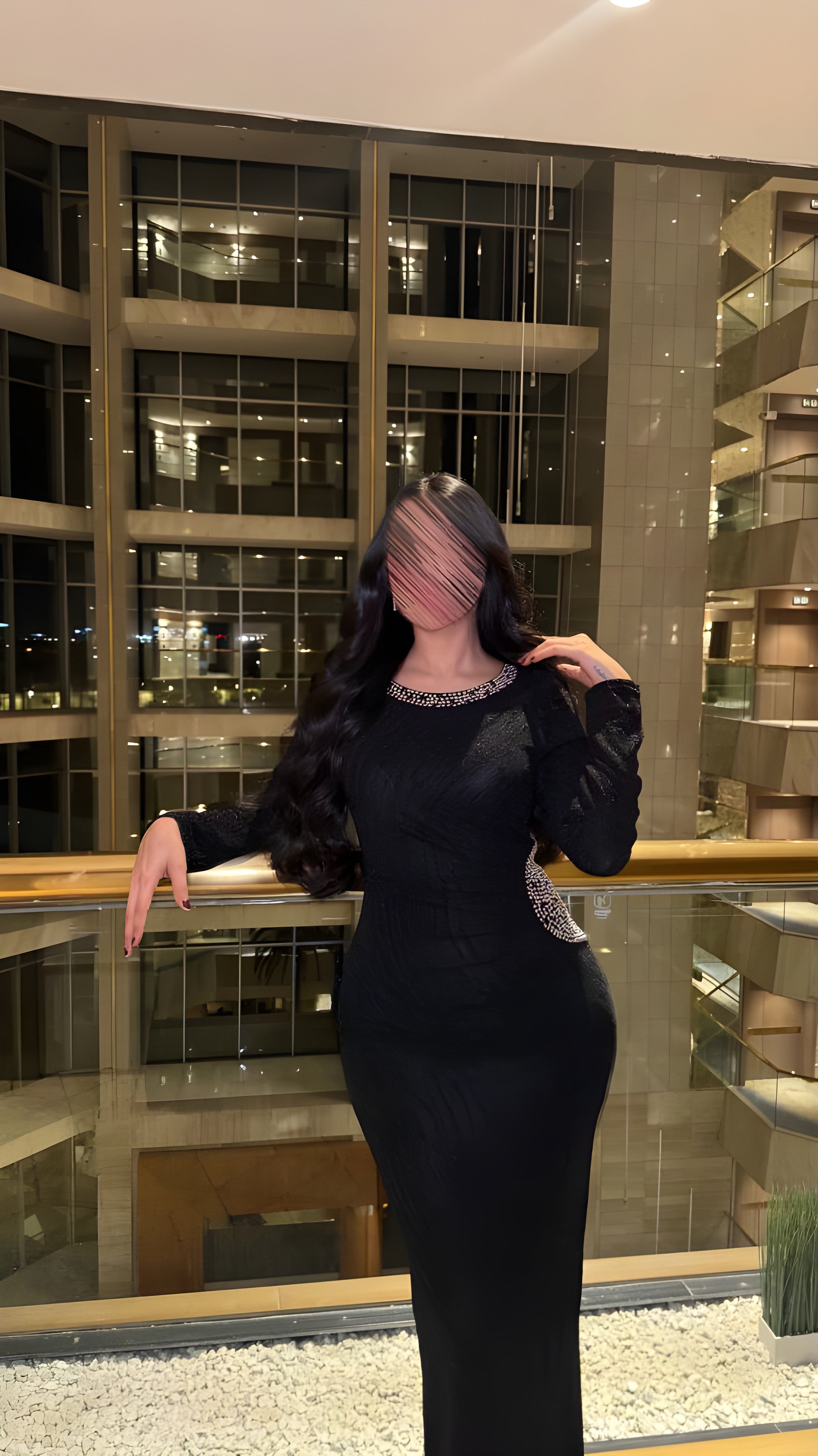 فستان أسود مطرّز بخصر لامع