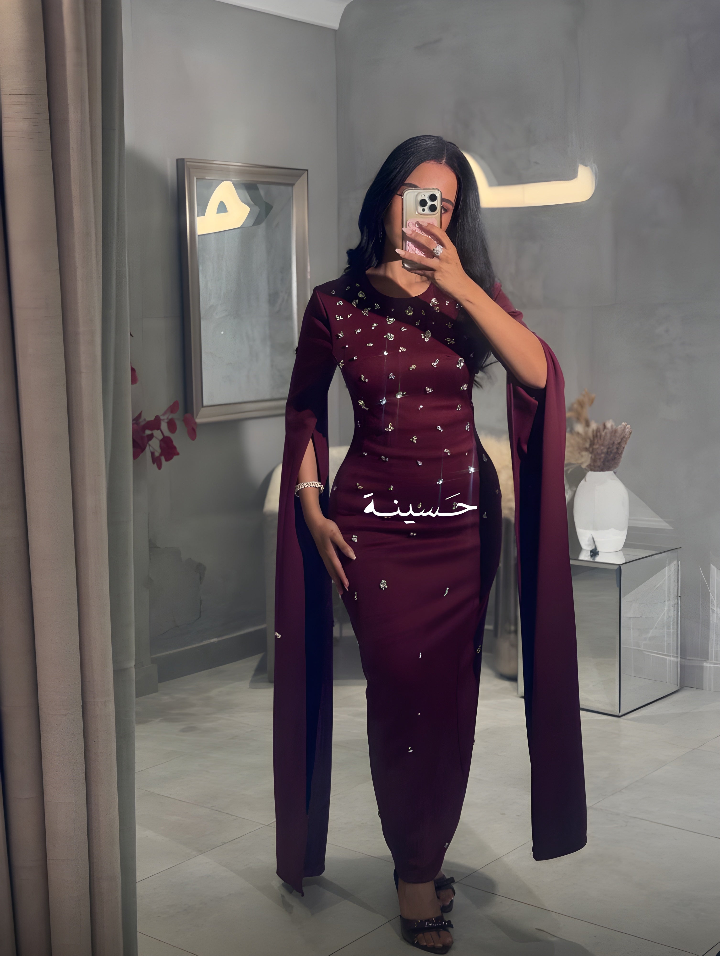 فستان ضيّق بلمعة ناعمة بتطريز نجوم