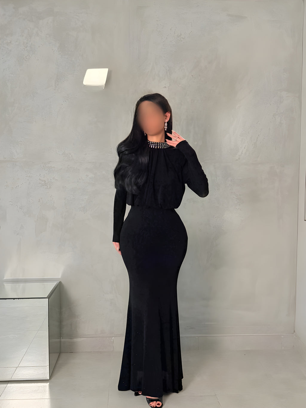 فستان أسود راقٍ برقبة مرصعة