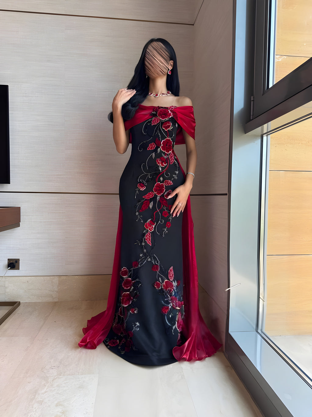 فستان تول أسود مطرّز بالورد الأحمر
