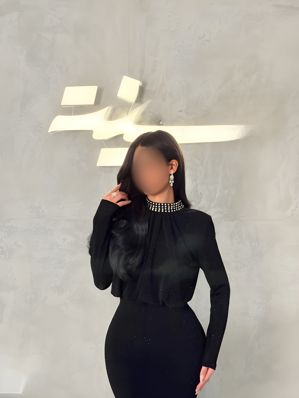 فستان أسود راقٍ برقبة مرصعة