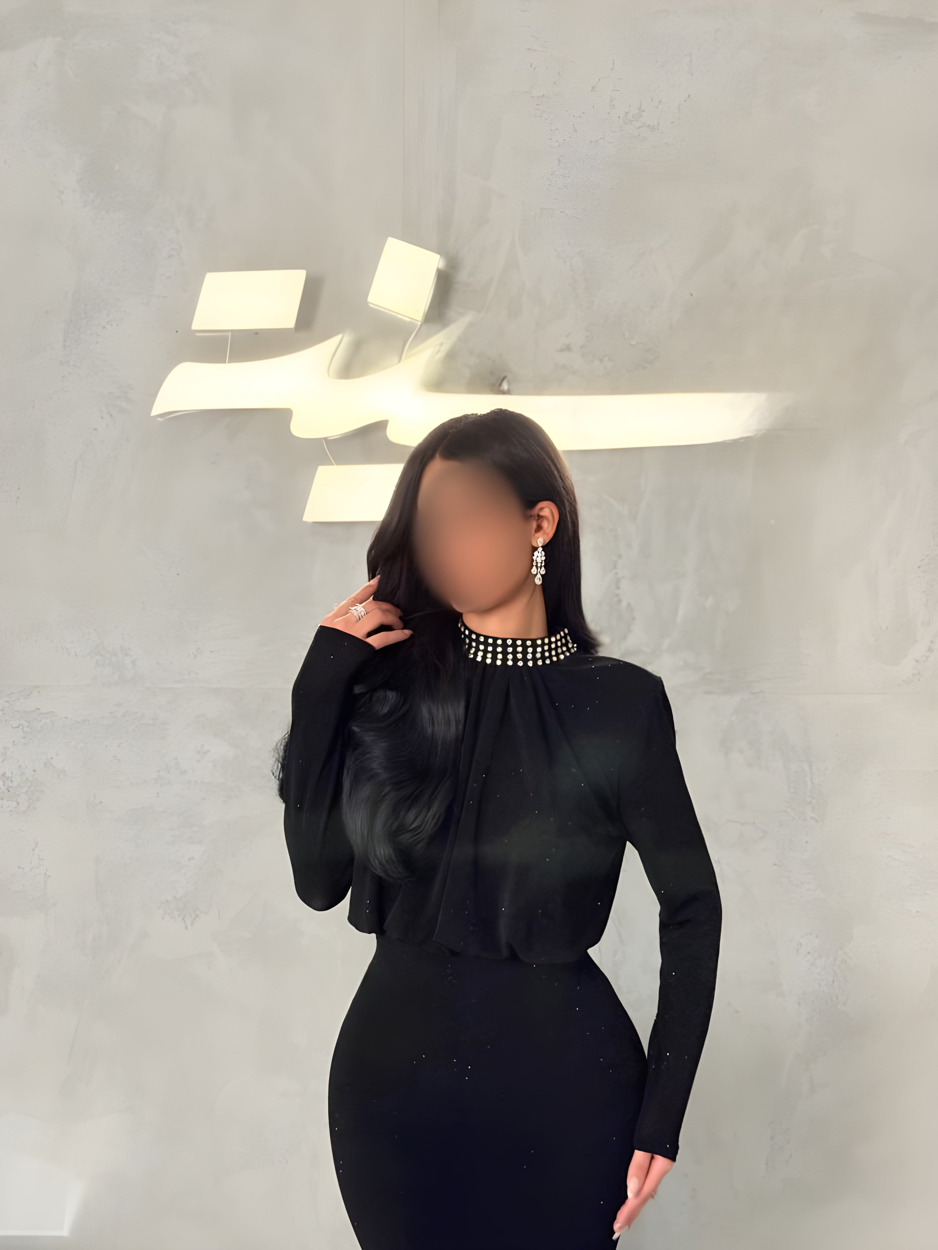 فستان أسود راقٍ برقبة مرصعة
