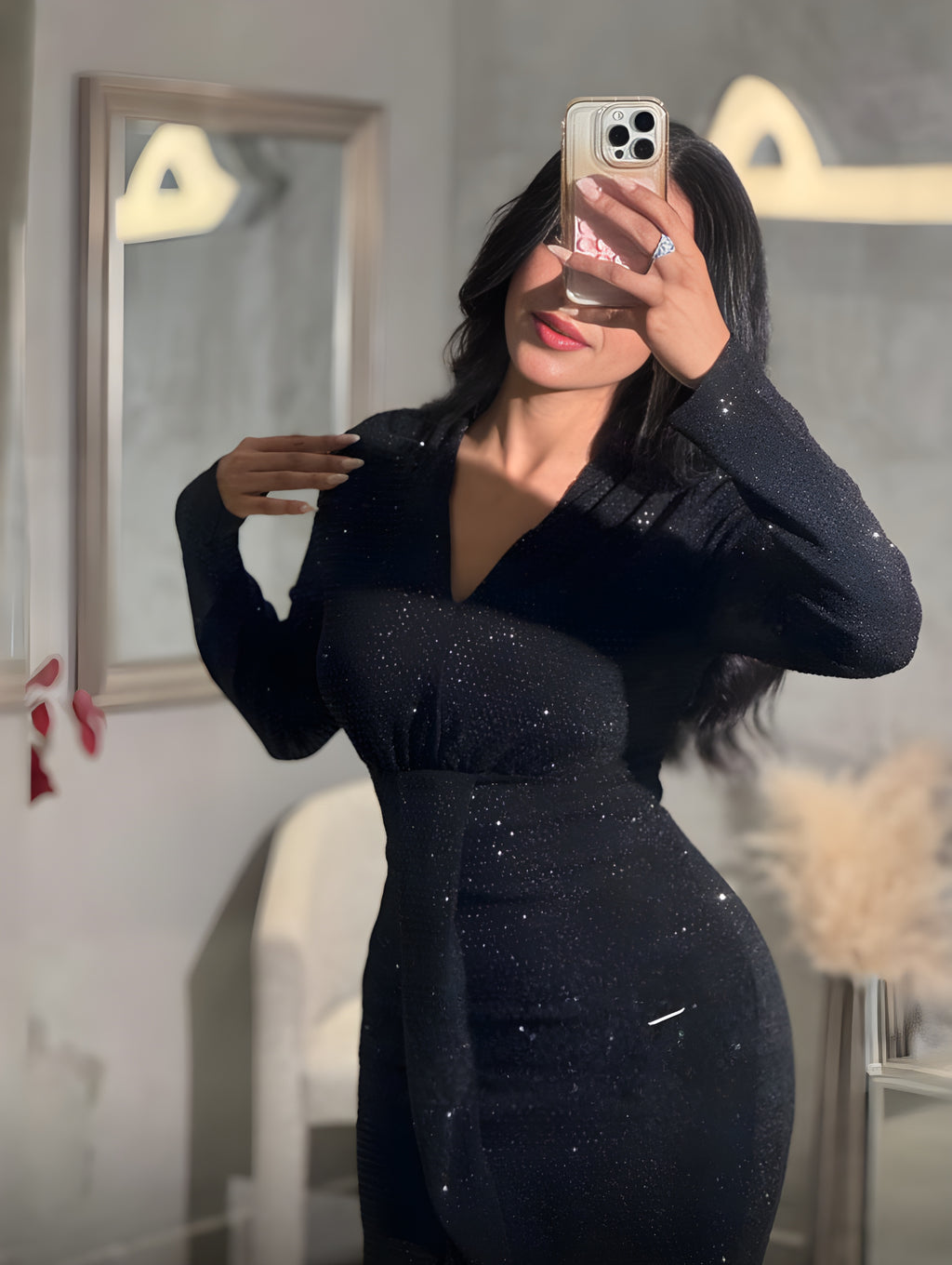 فستان أسود طويل بلمعة ناعمة