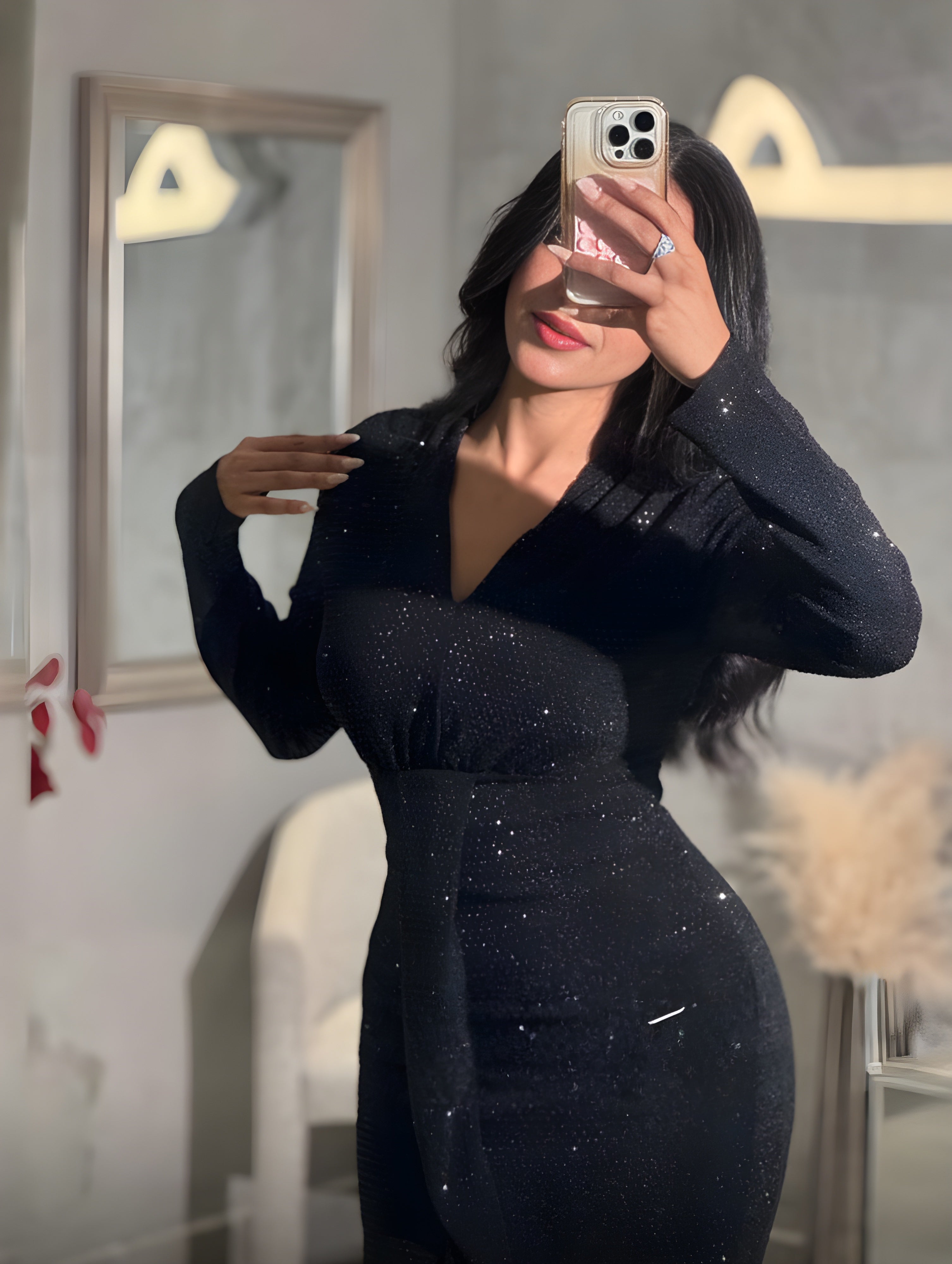 فستان أسود طويل بلمعة ناعمة