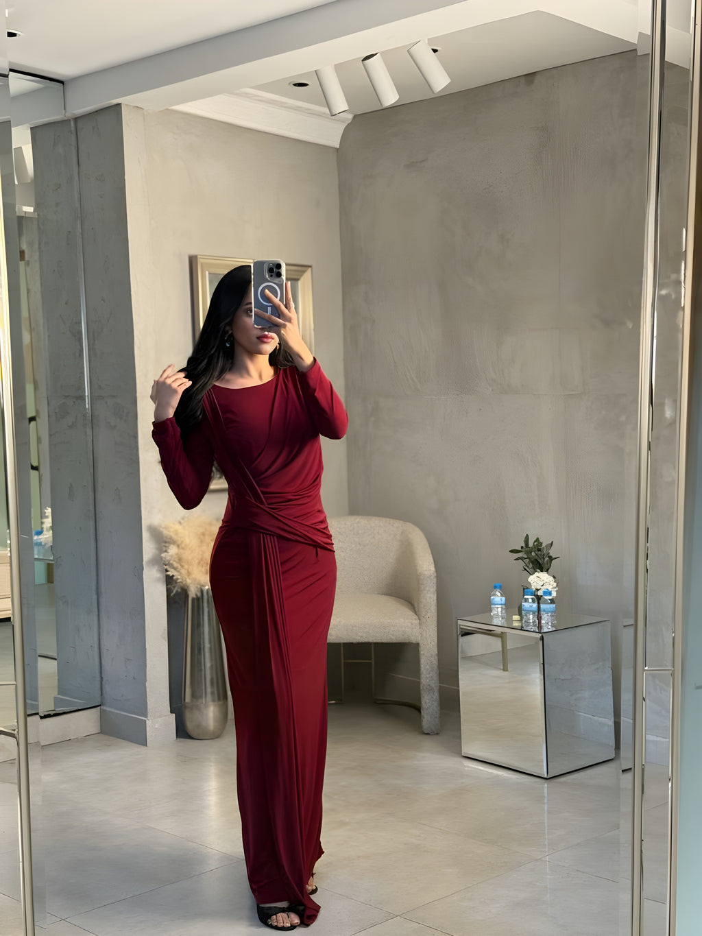 فستان سهرة ناعم بتكسيرات من الامام