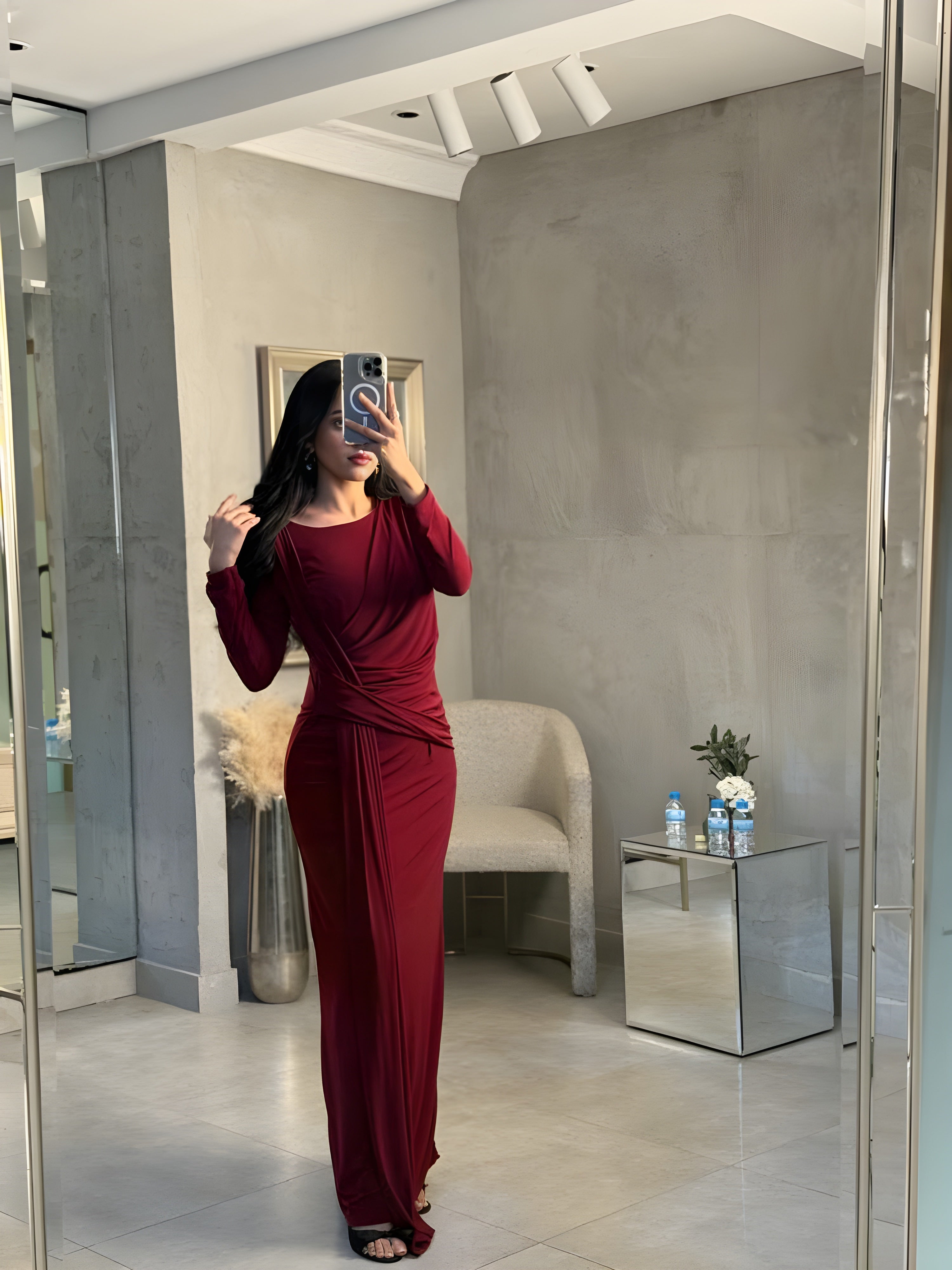 فستان سهرة ناعم بتكسيرات من الامام