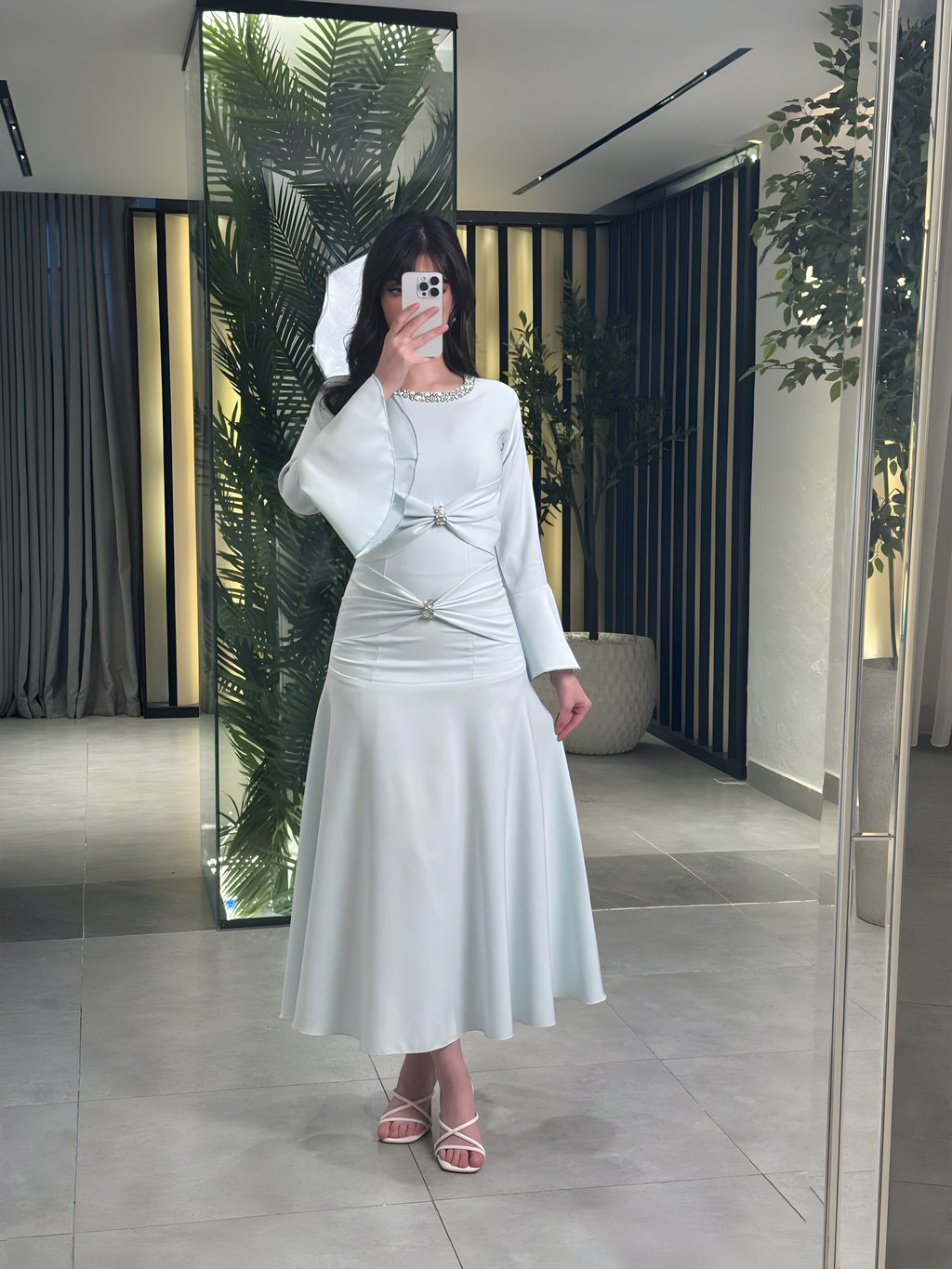 فستان سماوي طويل بتطريز كريستالي