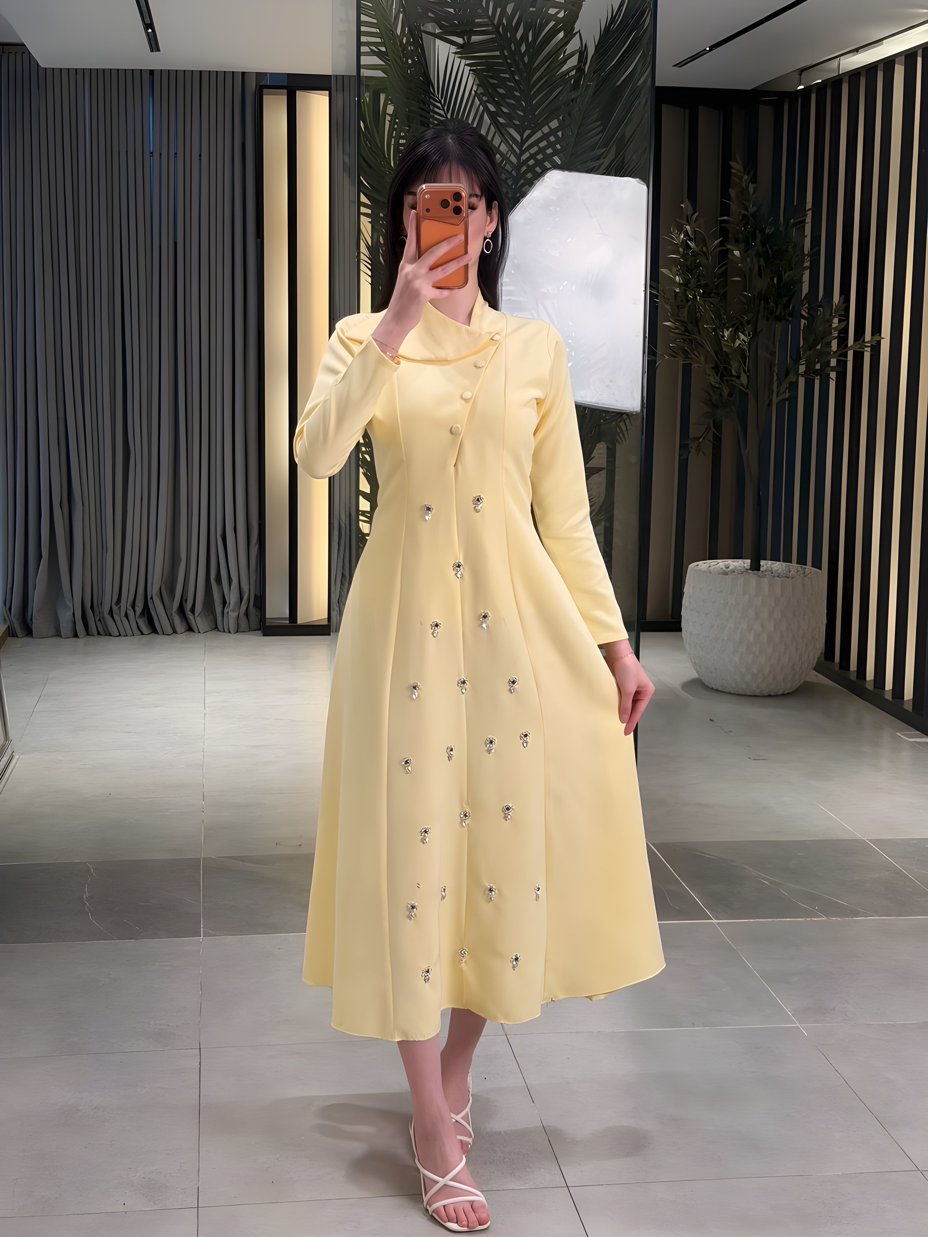 فستان ميدي أصفر بأزرار جانبية وتطريز ناعم