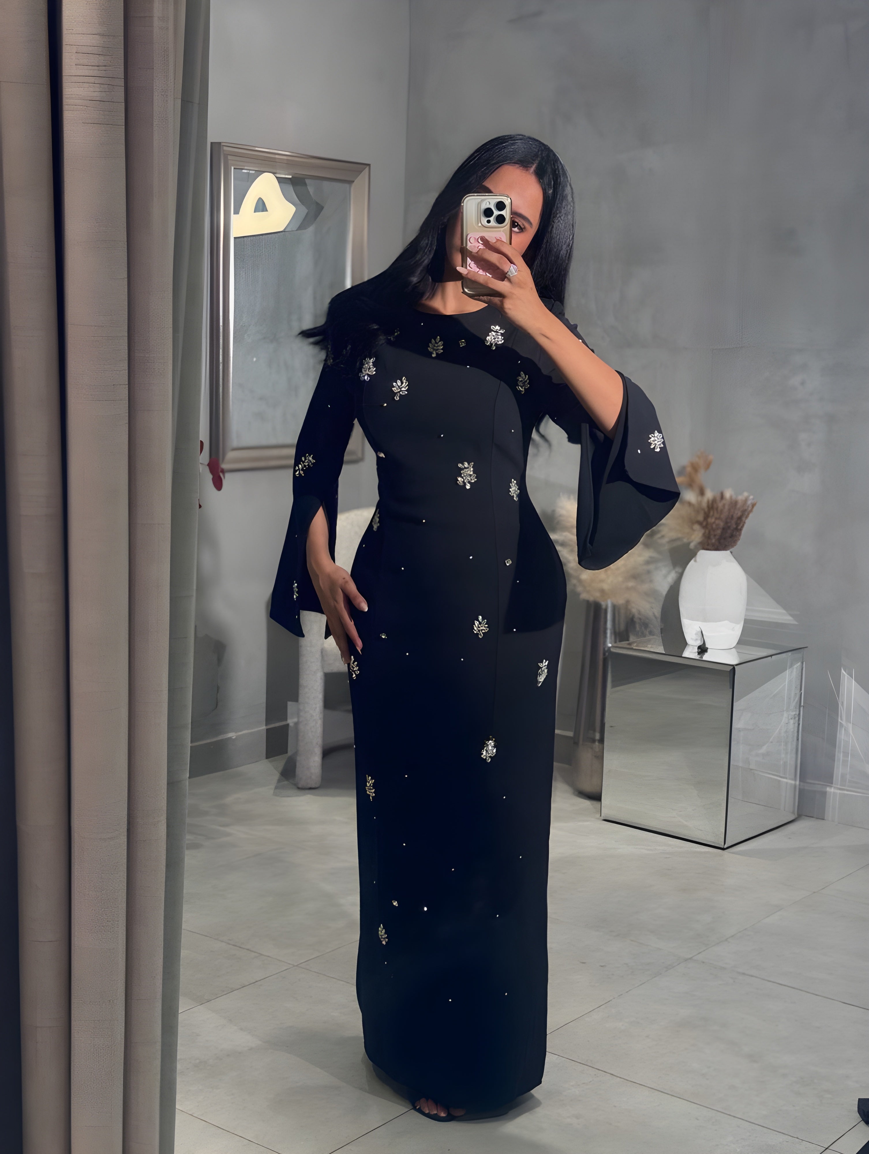 فستان أسود ناعم بالتطريز الفضي