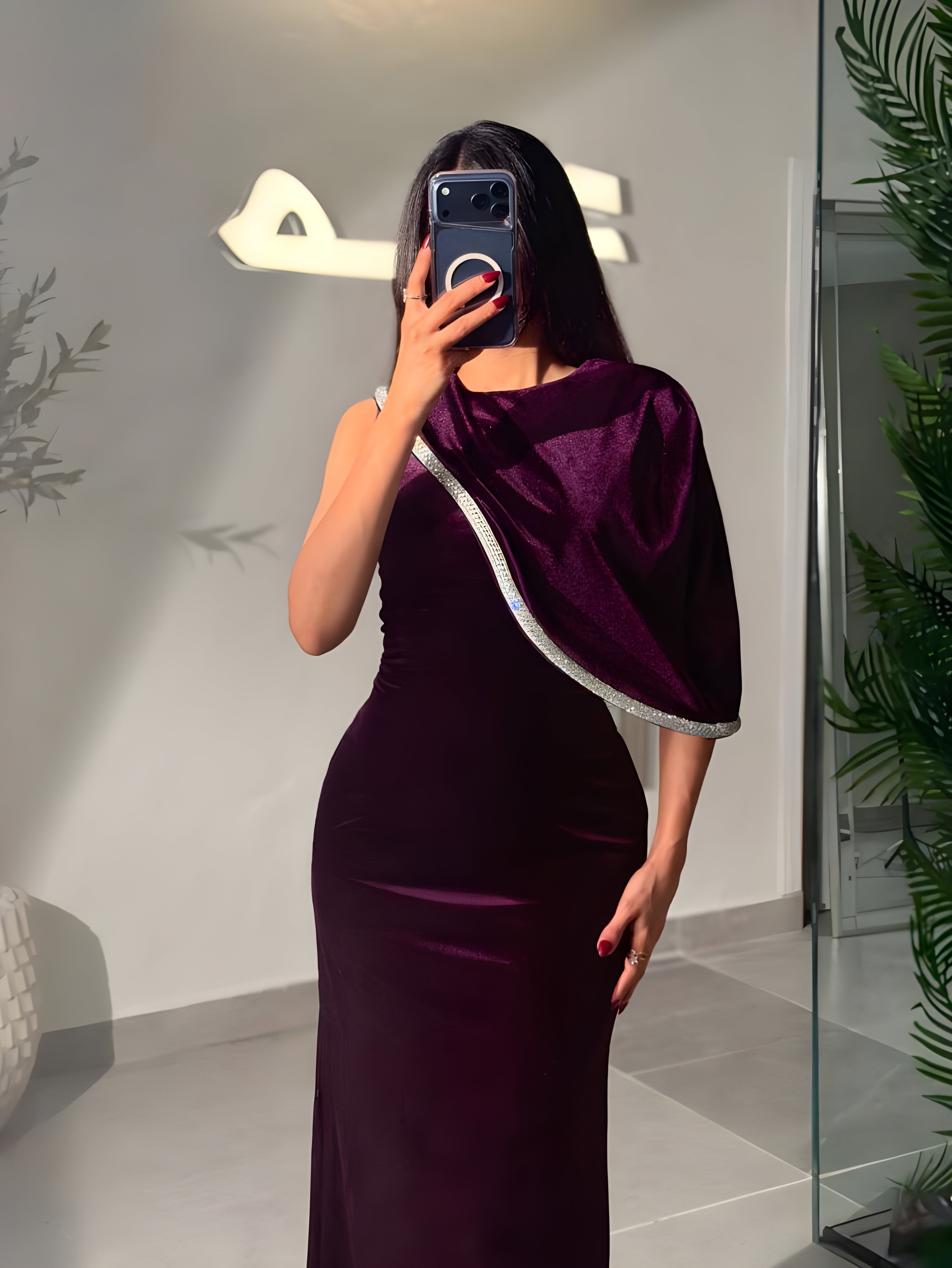 فستان سهرة مخملي بلون بنفسجي عميق
