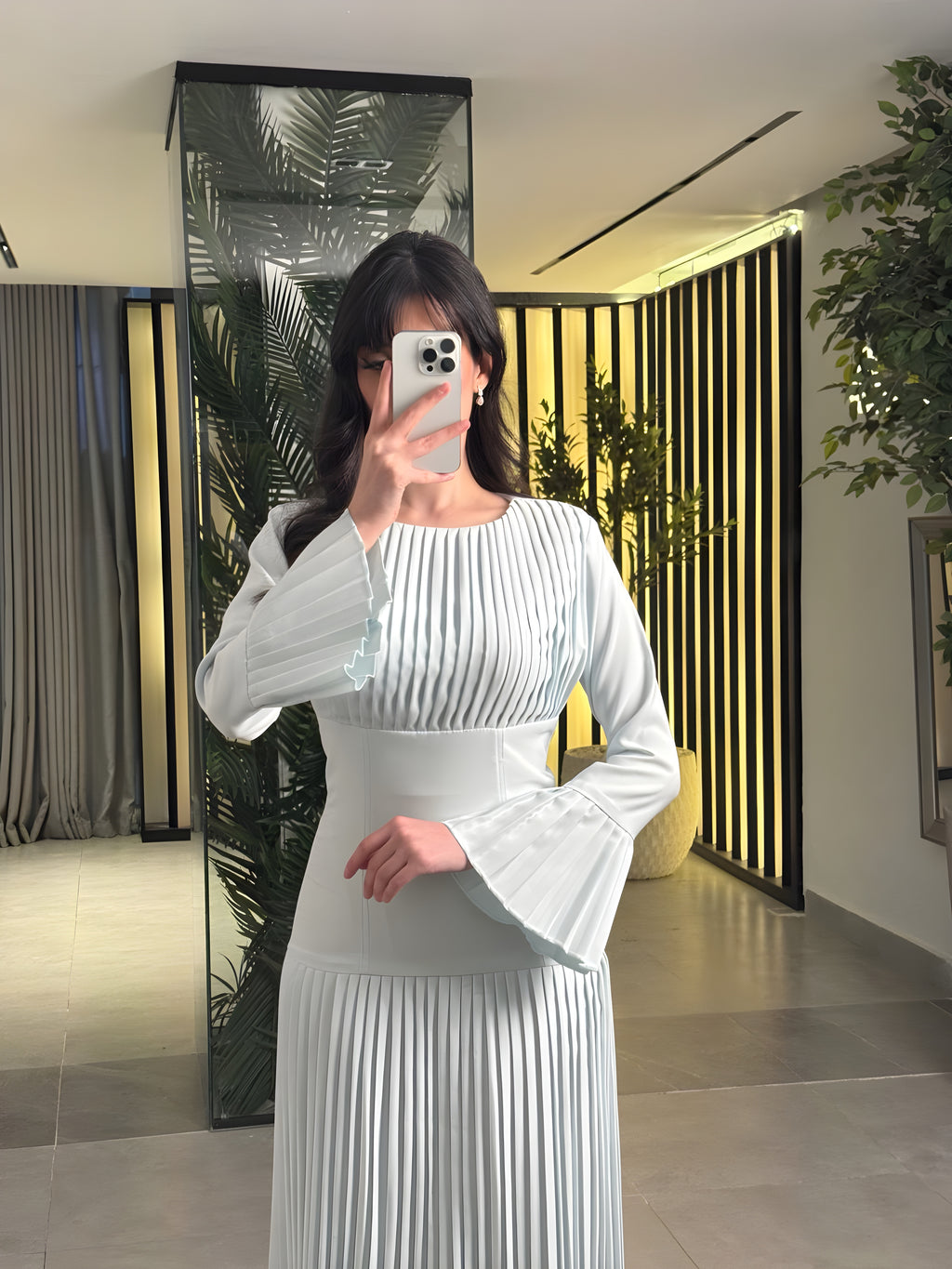 فستان سماوي مخصّر بكسرات وأكمام