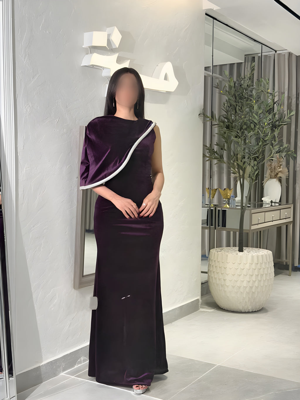 فستان سهرة مخملي بلون بنفسجي عميق