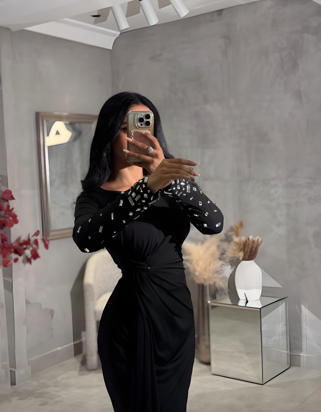 فستان أسود بقصة خصر مجمعة تبرز الجسم