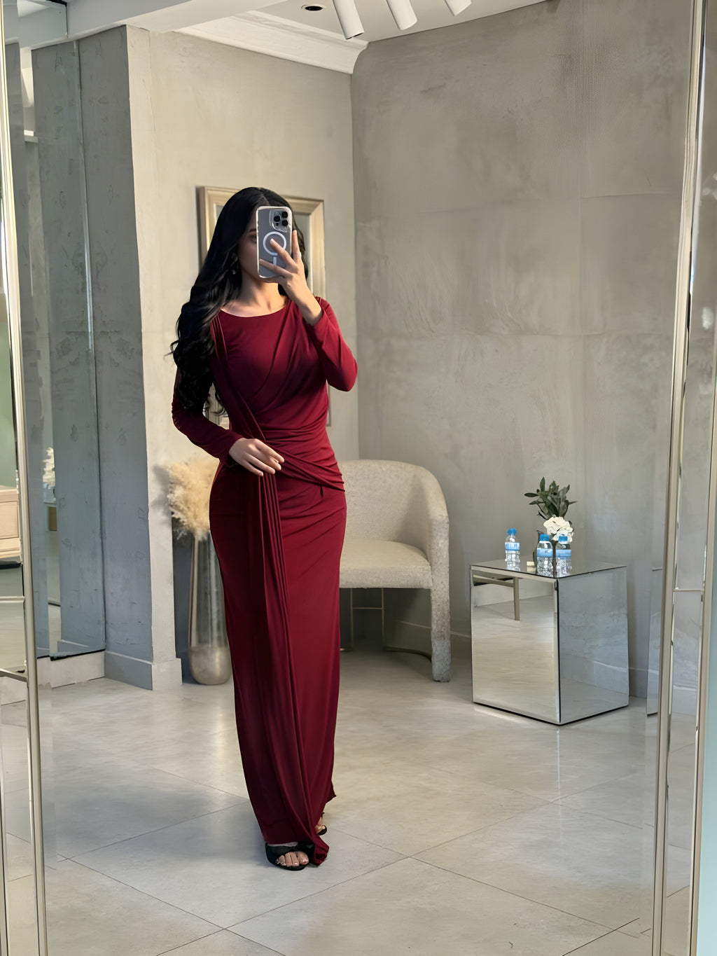 فستان سهرة ناعم بتكسيرات من الامام