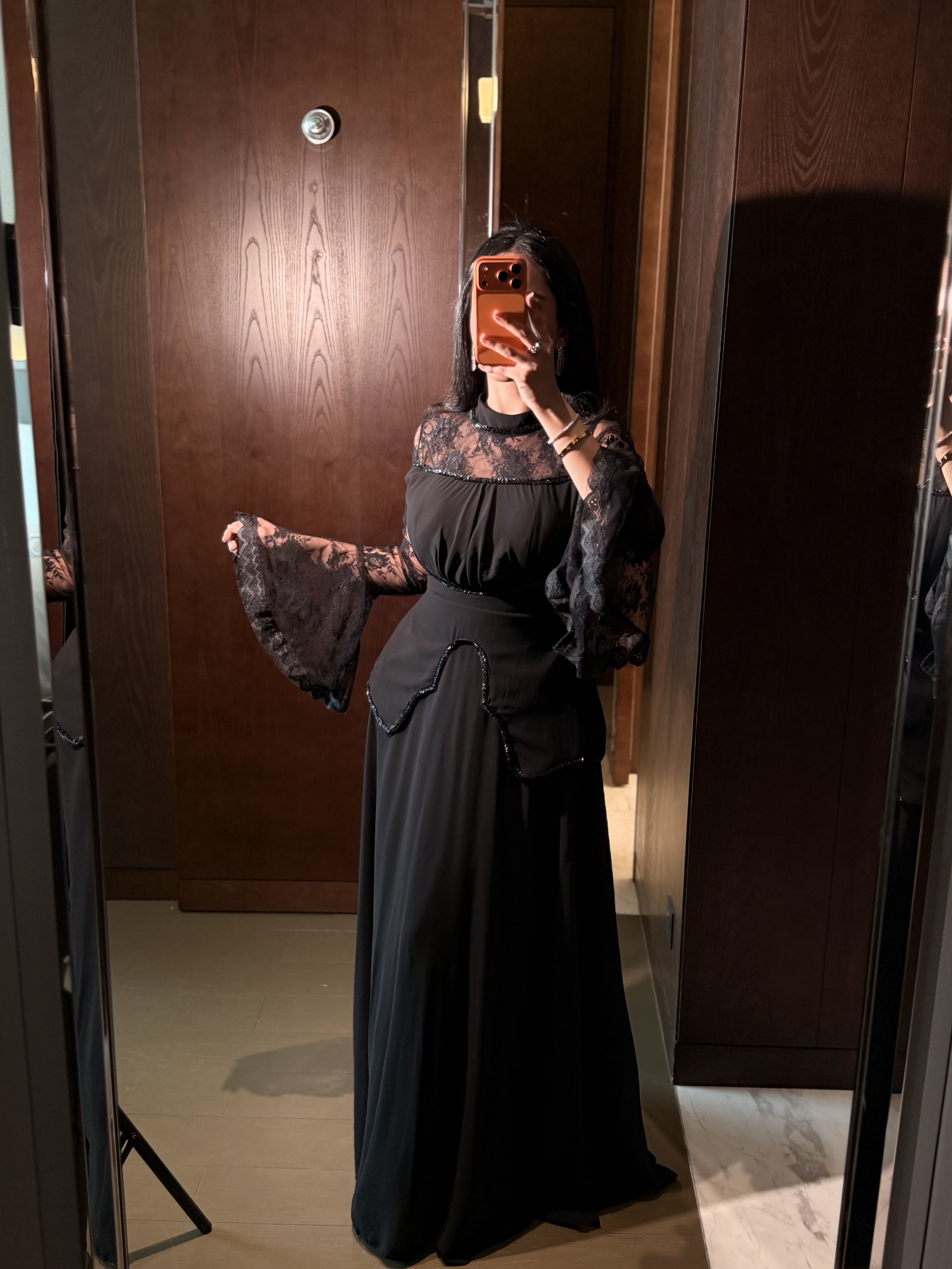 فستان سهرة أسود طويل دانتيل بأكمام جرس وقصة بيبلوم