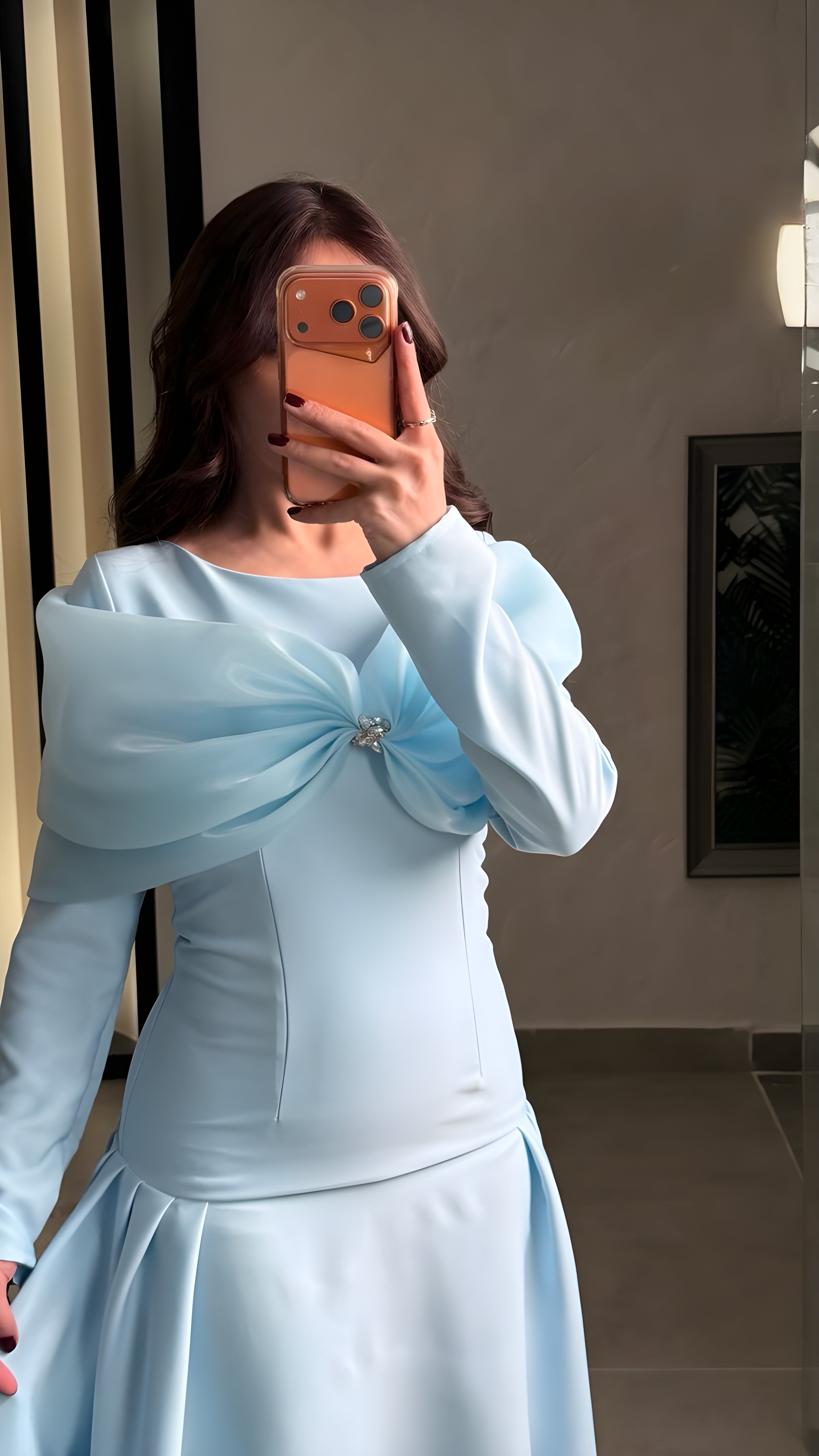 فستان سماوي بوشاح شيفون