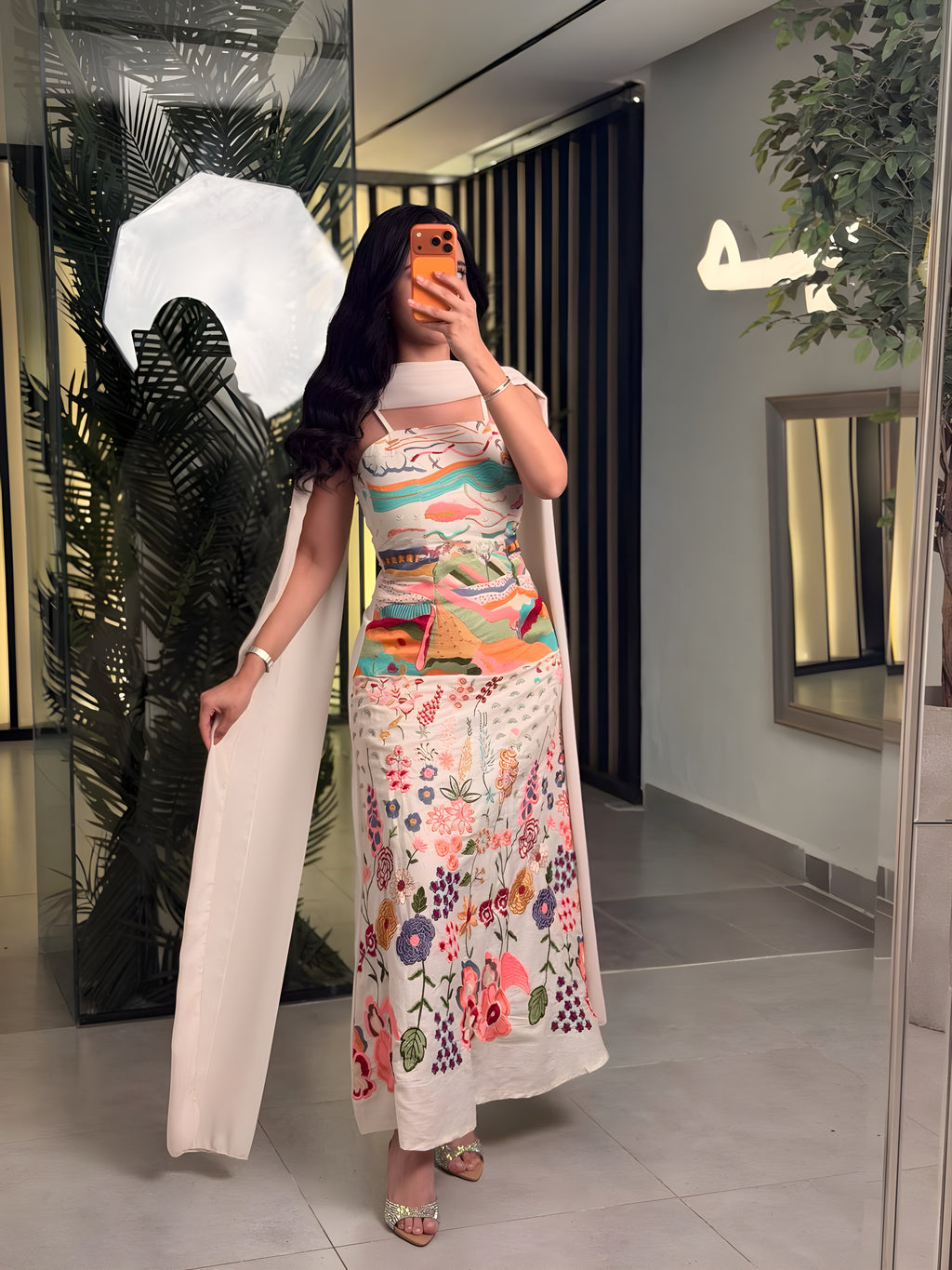فستان مطرَّز برسوم طبيعية مع وشاح أنيق