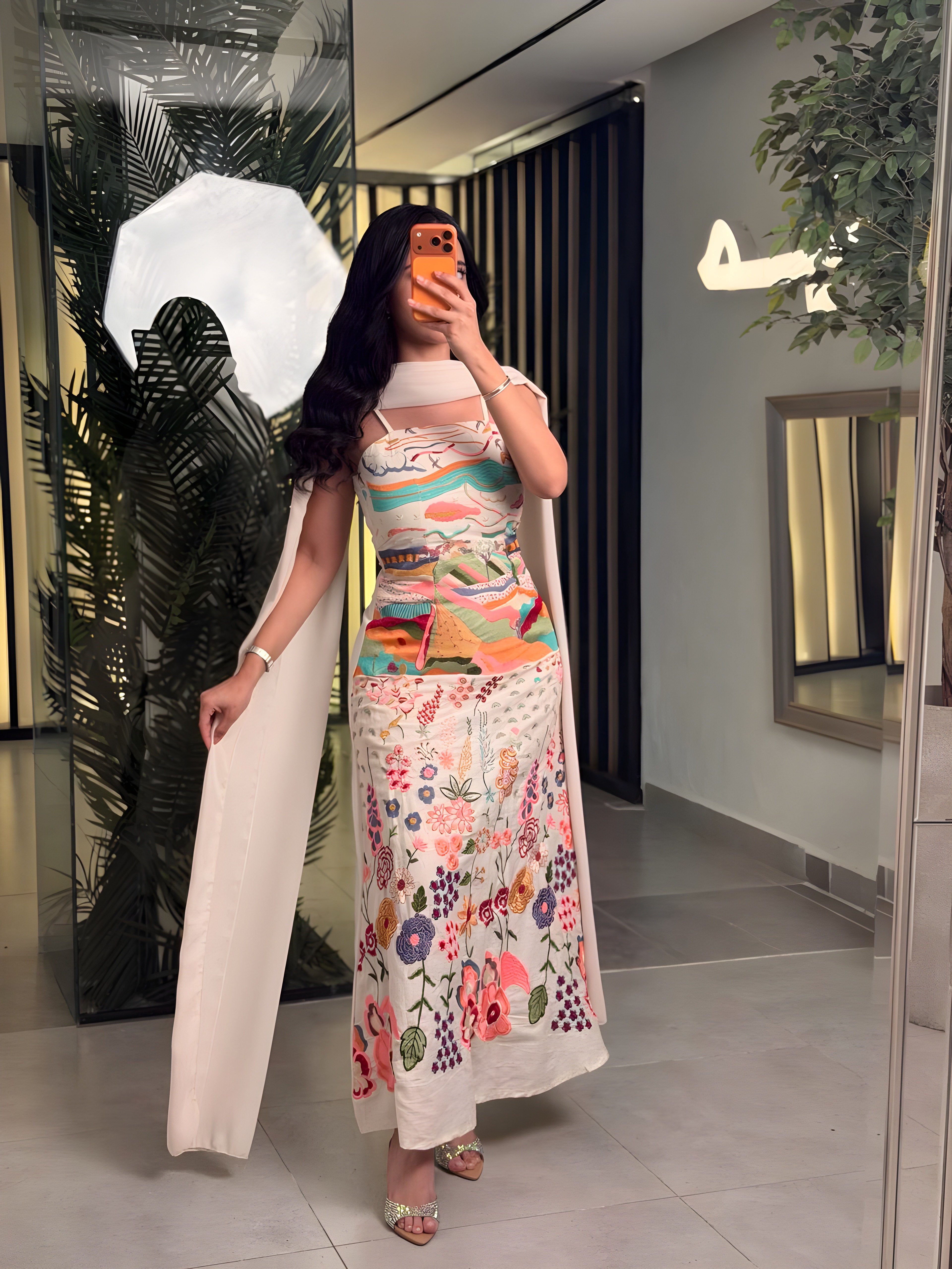 فستان مطرَّز برسوم طبيعية مع وشاح أنيق