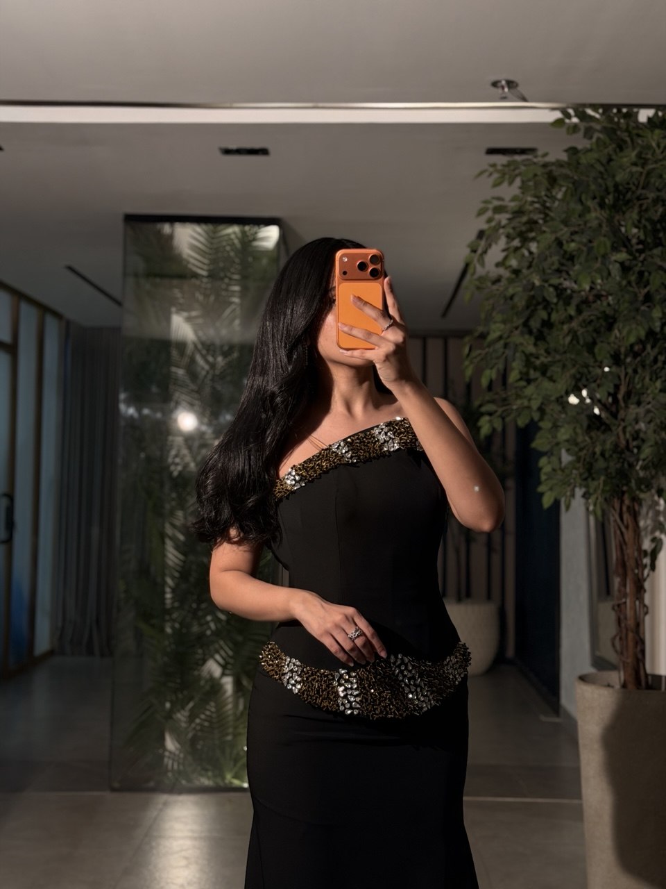 فستان سهرة أسود بحزام وتطريز يدوي ذهبي فاخر