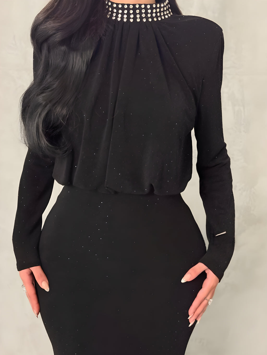 فستان أسود راقٍ برقبة مرصعة