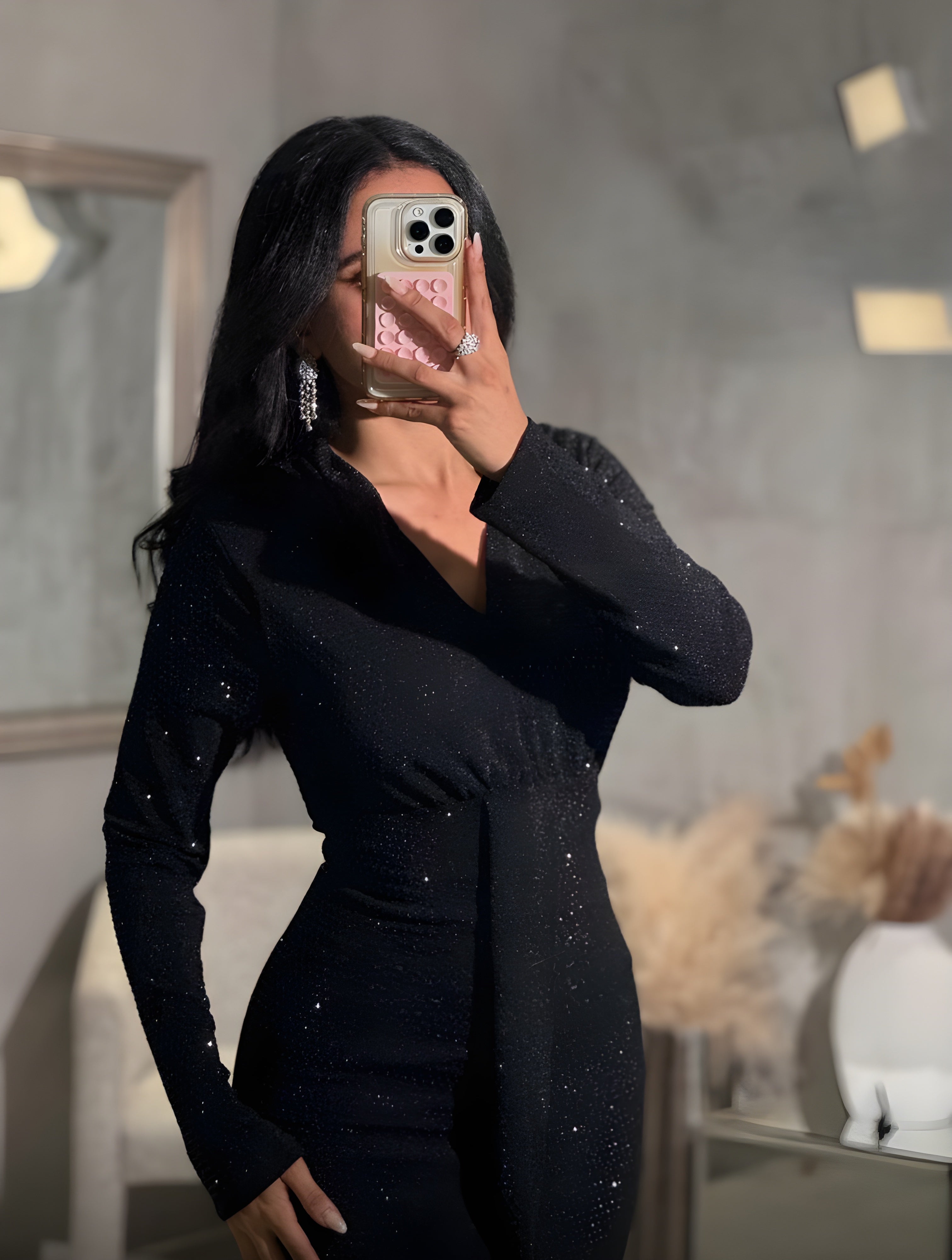 فستان أسود طويل بلمعة ناعمة