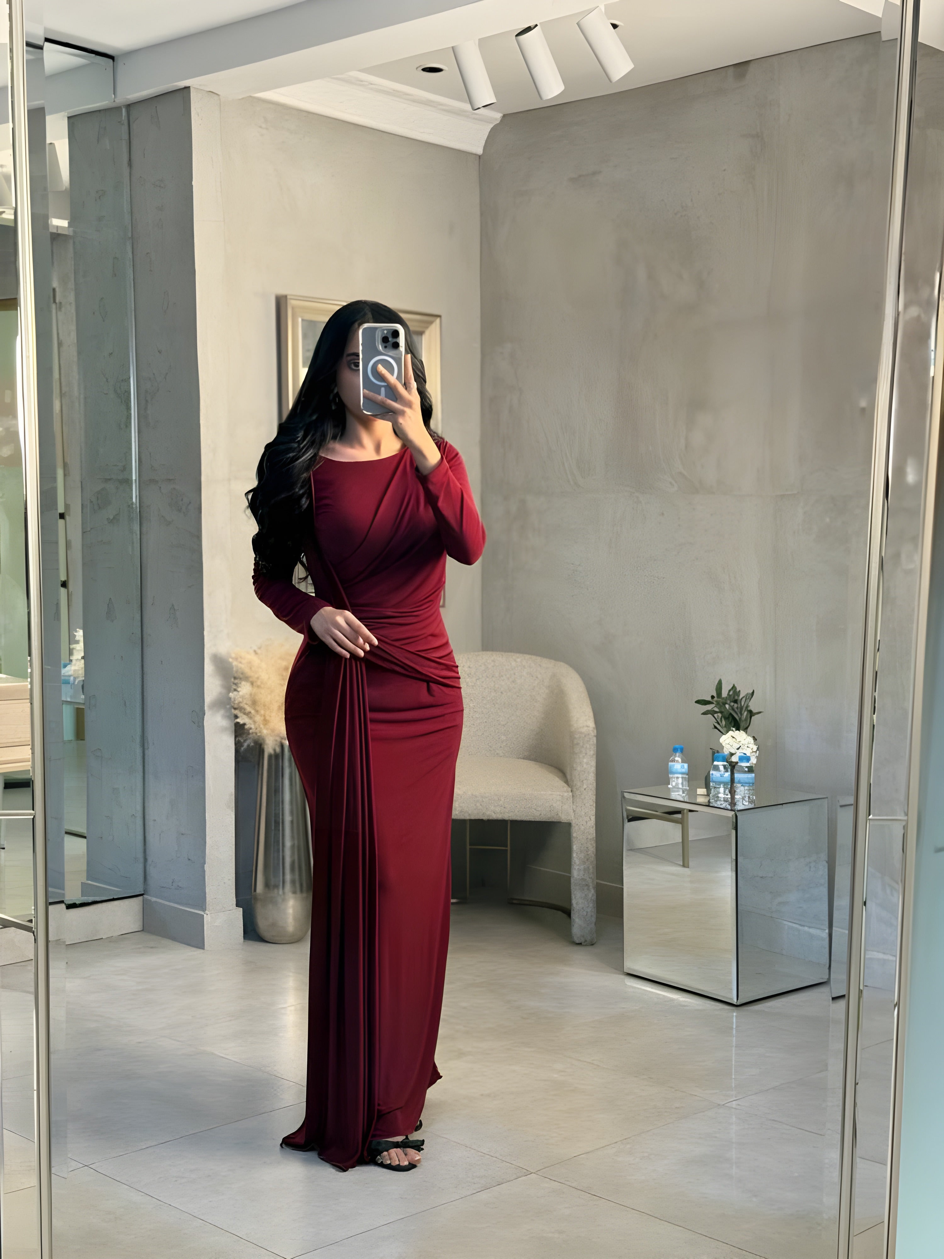 فستان سهرة ناعم بتكسيرات من الامام