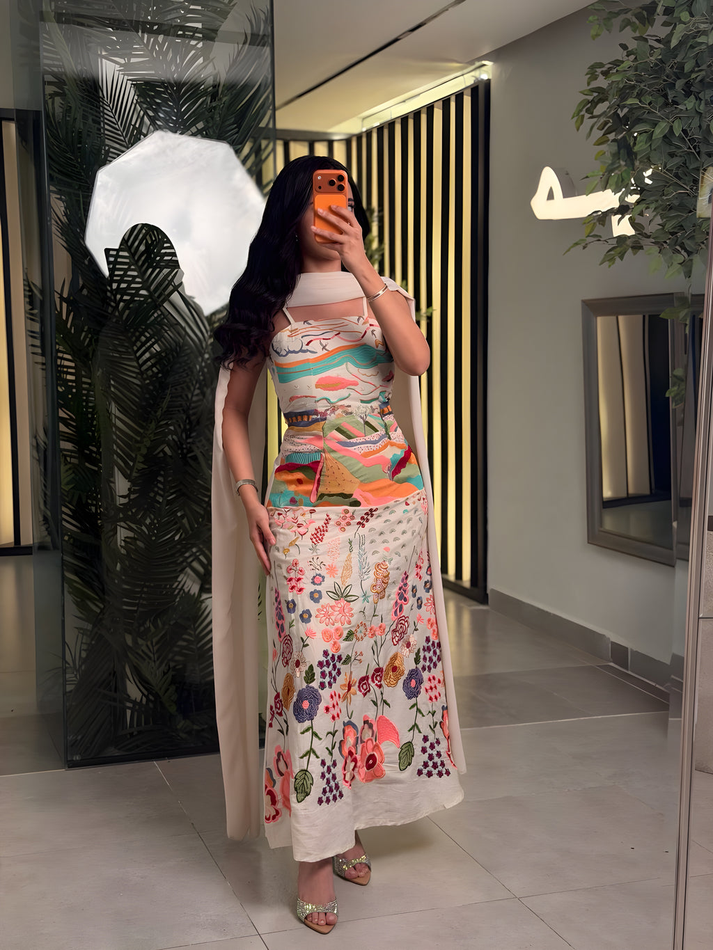 فستان مطرَّز برسوم طبيعية مع وشاح أنيق
