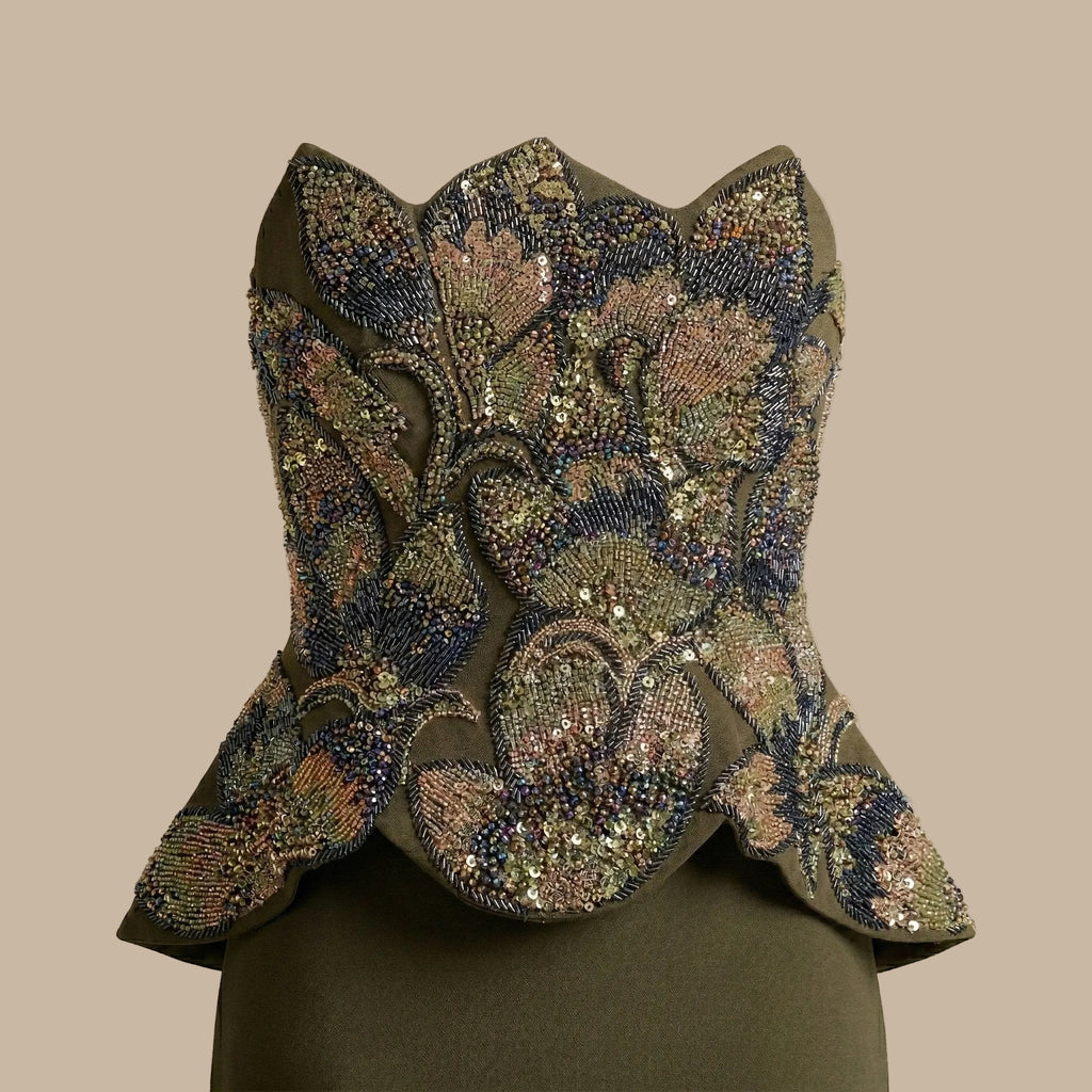 فستان سهرة مطرّز بأحجار الكريستال