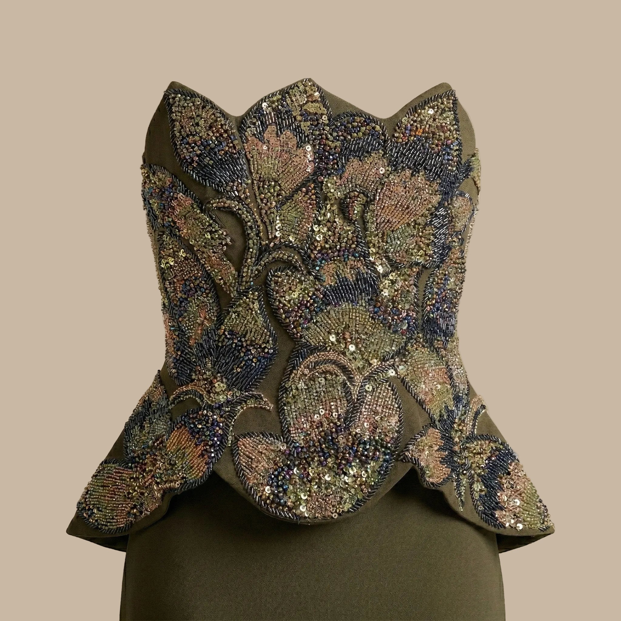فستان سهرة مطرّز بأحجار الكريستال